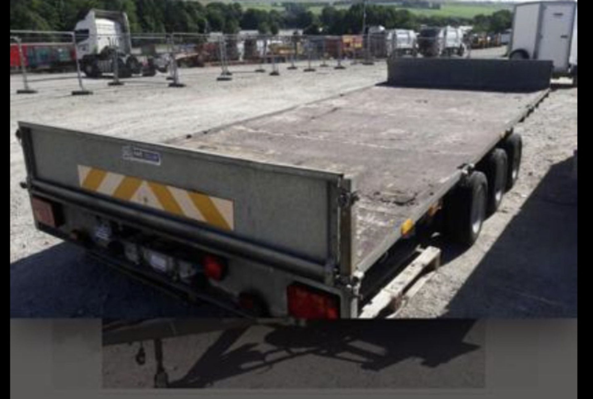 IFOR WILLIAMS LM187G TRI AXLE FLATBED PLANT TRAILER 3.5T LOCATION: SCOTLAND - Image 6 of 7