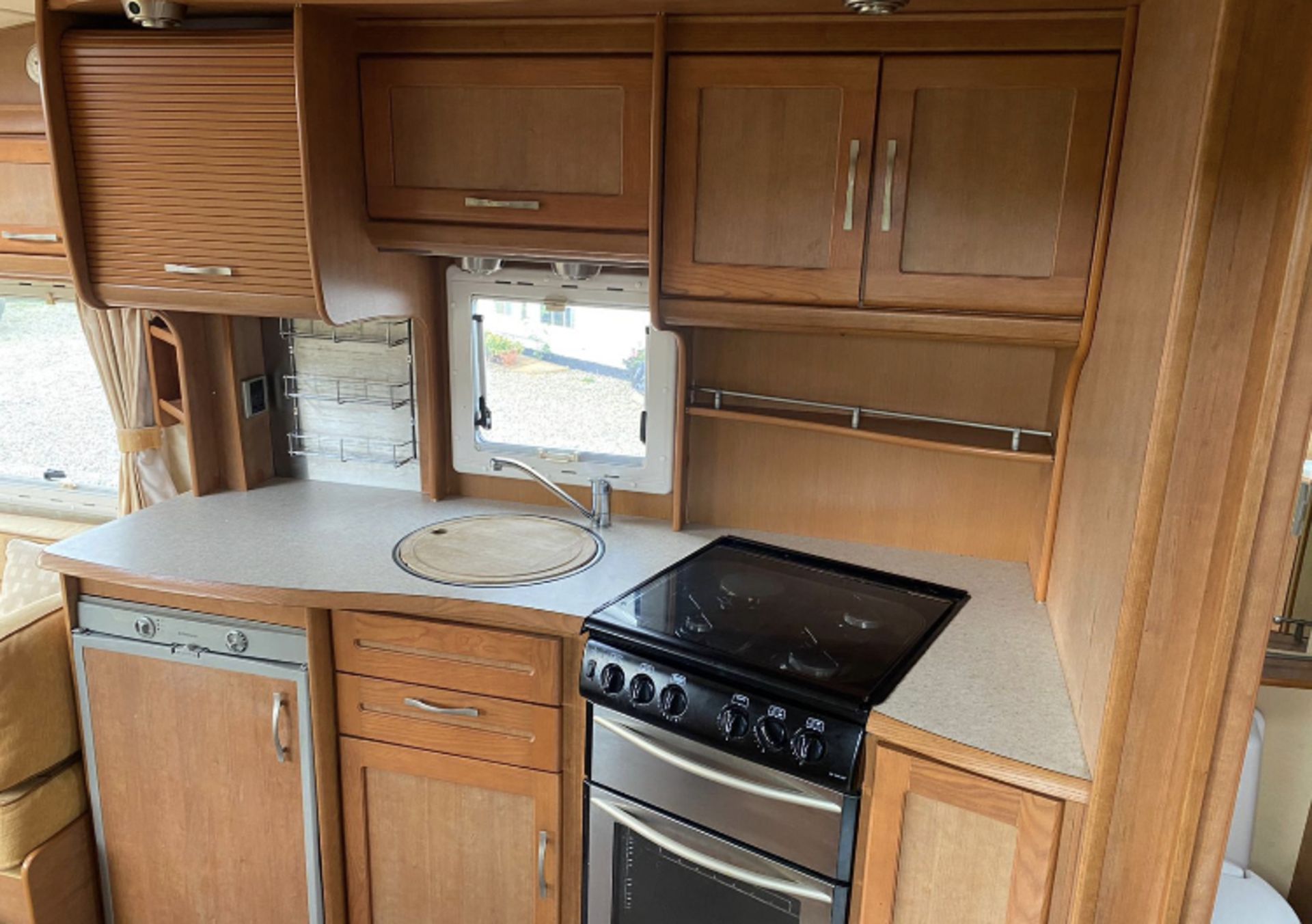 BESSACARR CAMEO 495SL CARAVAN. LOCATION: NORTH YORKSHIRE - Image 8 of 9