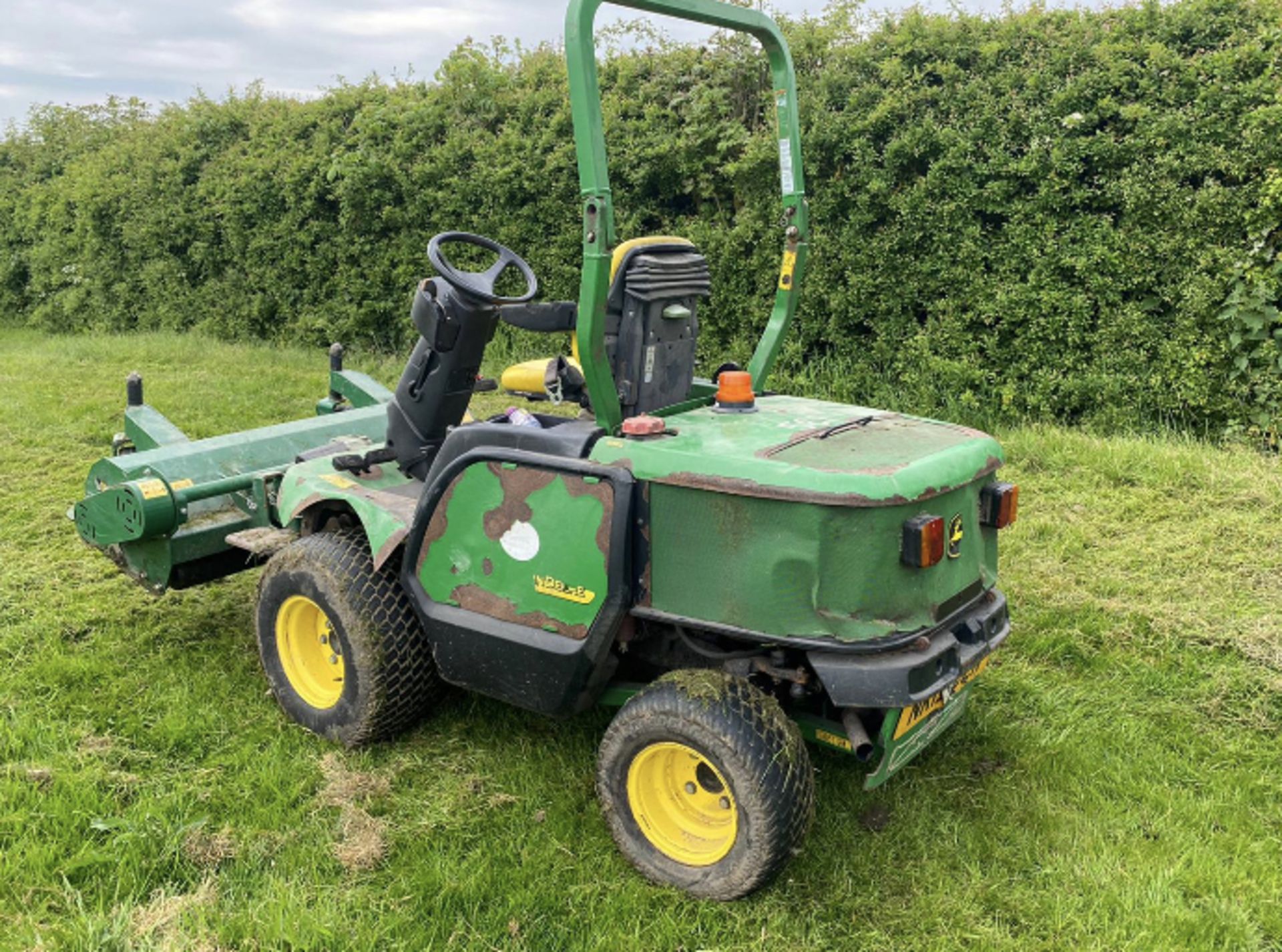 JOHN DEERE 1545 FRONT FLAIL MOWER. LOCATION: NORTH YORKSHIRE - Image 4 of 6