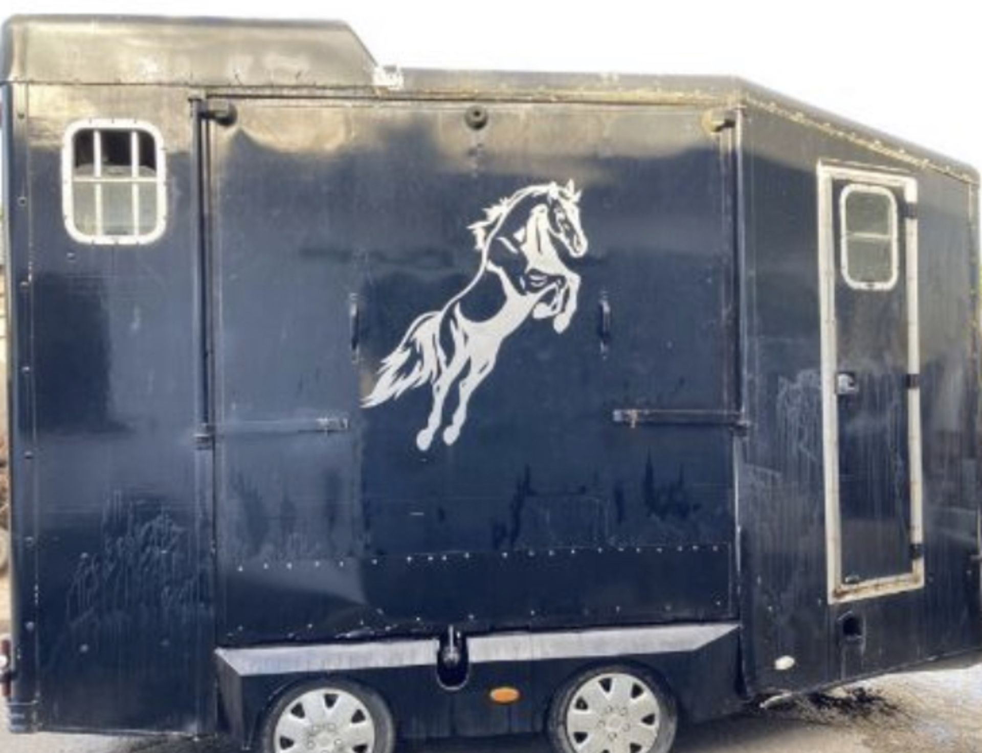 EQUITREK 2 HORSEBOX WITH DAY LIVING PARTITION. LOCATION: N.IRELAND - Image 2 of 10