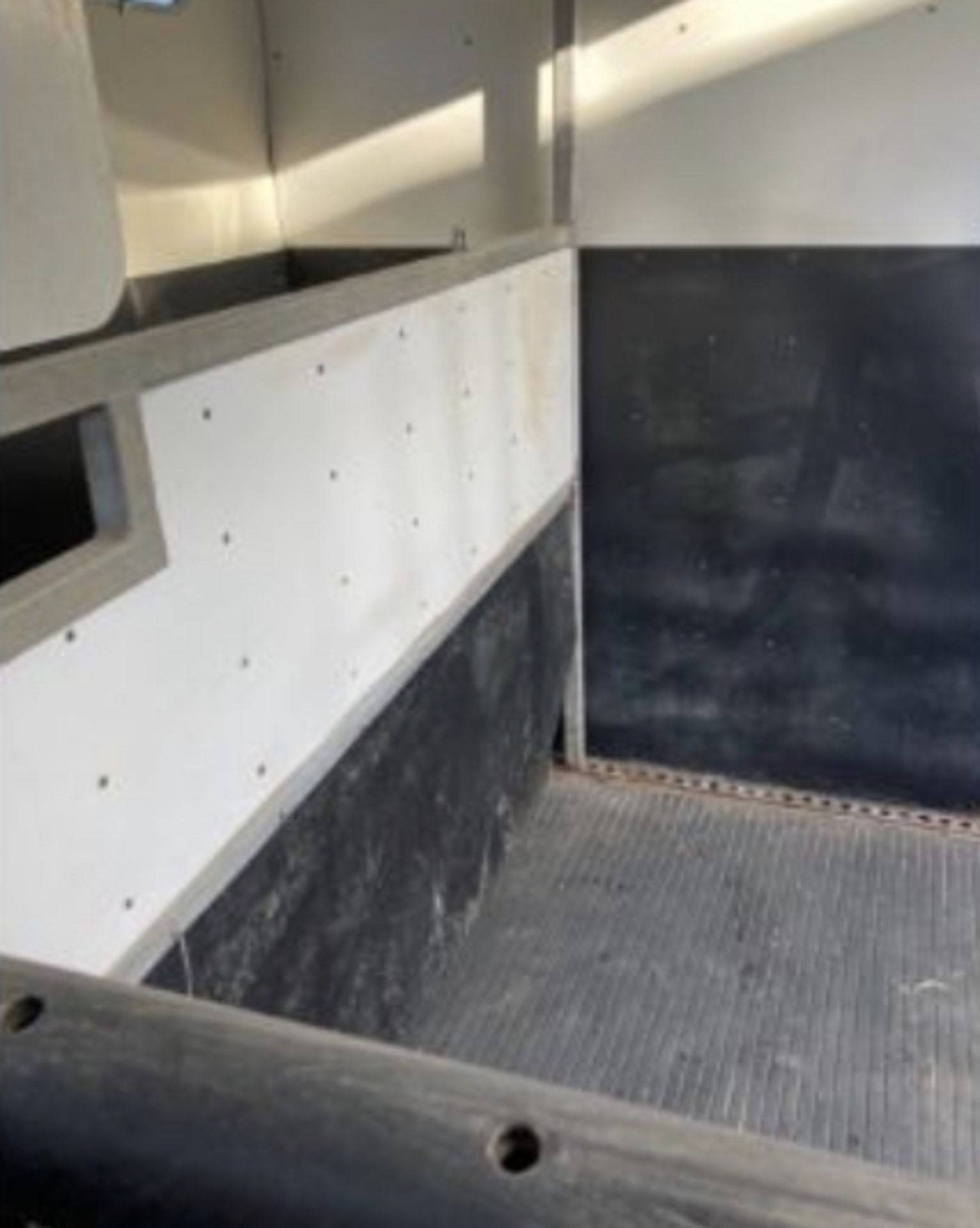 EQUITREK 2 HORSEBOX WITH DAY LIVING PARTITION. LOCATION: N.IRELAND - Image 6 of 10