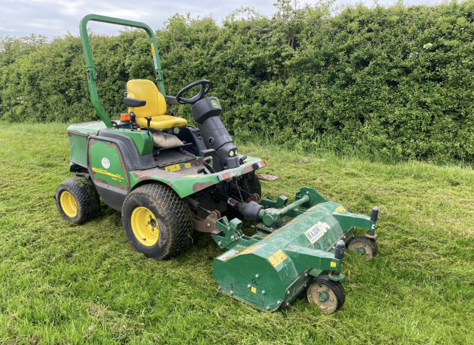 JOHN DEERE 1545 FRONT FLAIL MOWER. LOCATION: NORTH YORKSHIRE - Image 2 of 6