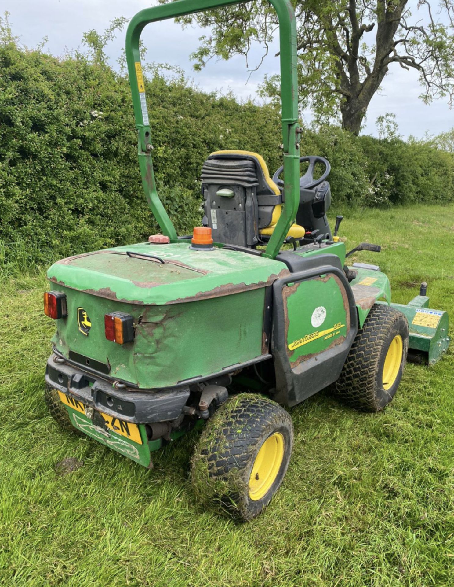 JOHN DEERE 1545 FRONT FLAIL MOWER. LOCATION: NORTH YORKSHIRE - Image 3 of 6