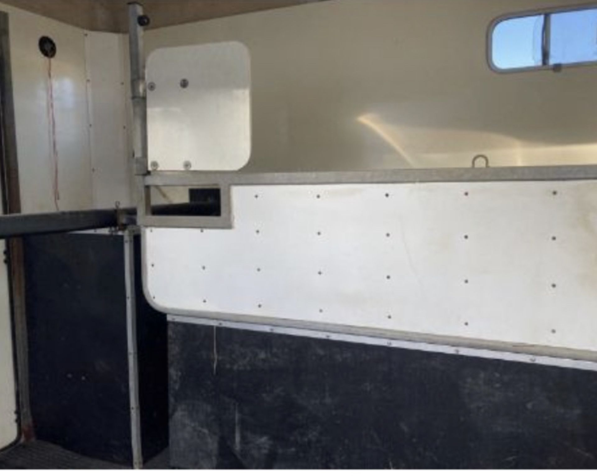 EQUITREK 2 HORSEBOX WITH DAY LIVING PARTITION. LOCATION: N.IRELAND - Image 7 of 10