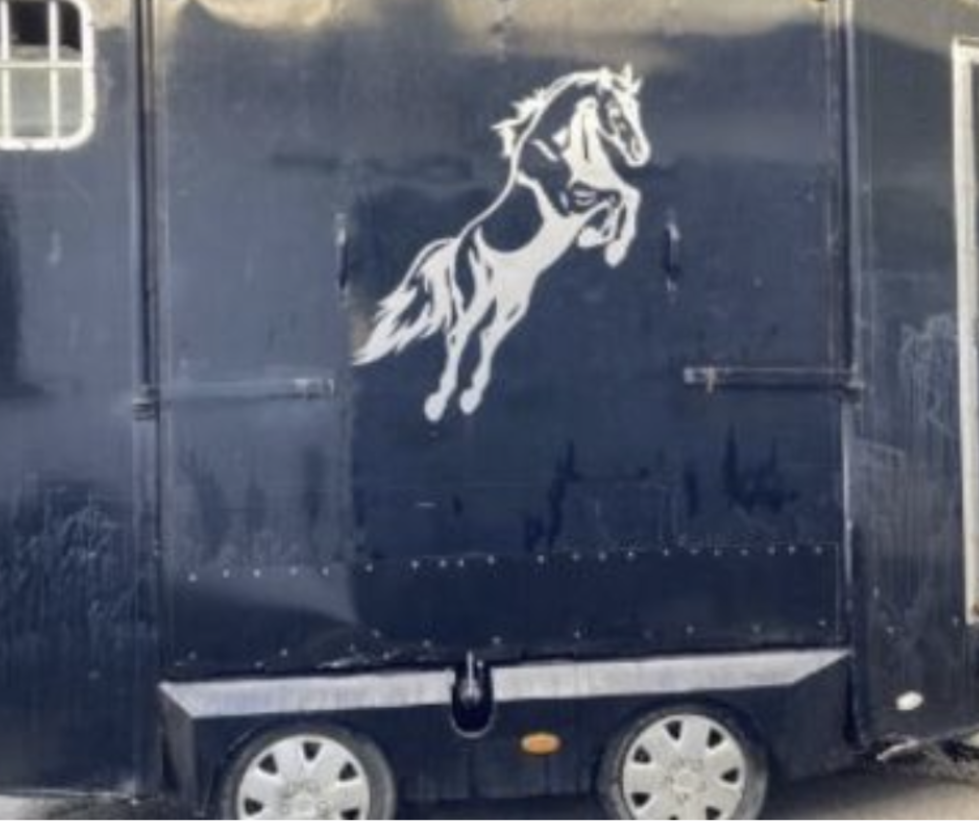 EQUITREK 2 HORSEBOX WITH DAY LIVING PARTITION.LOCATION NORTHERN IRELAND. - Image 2 of 9