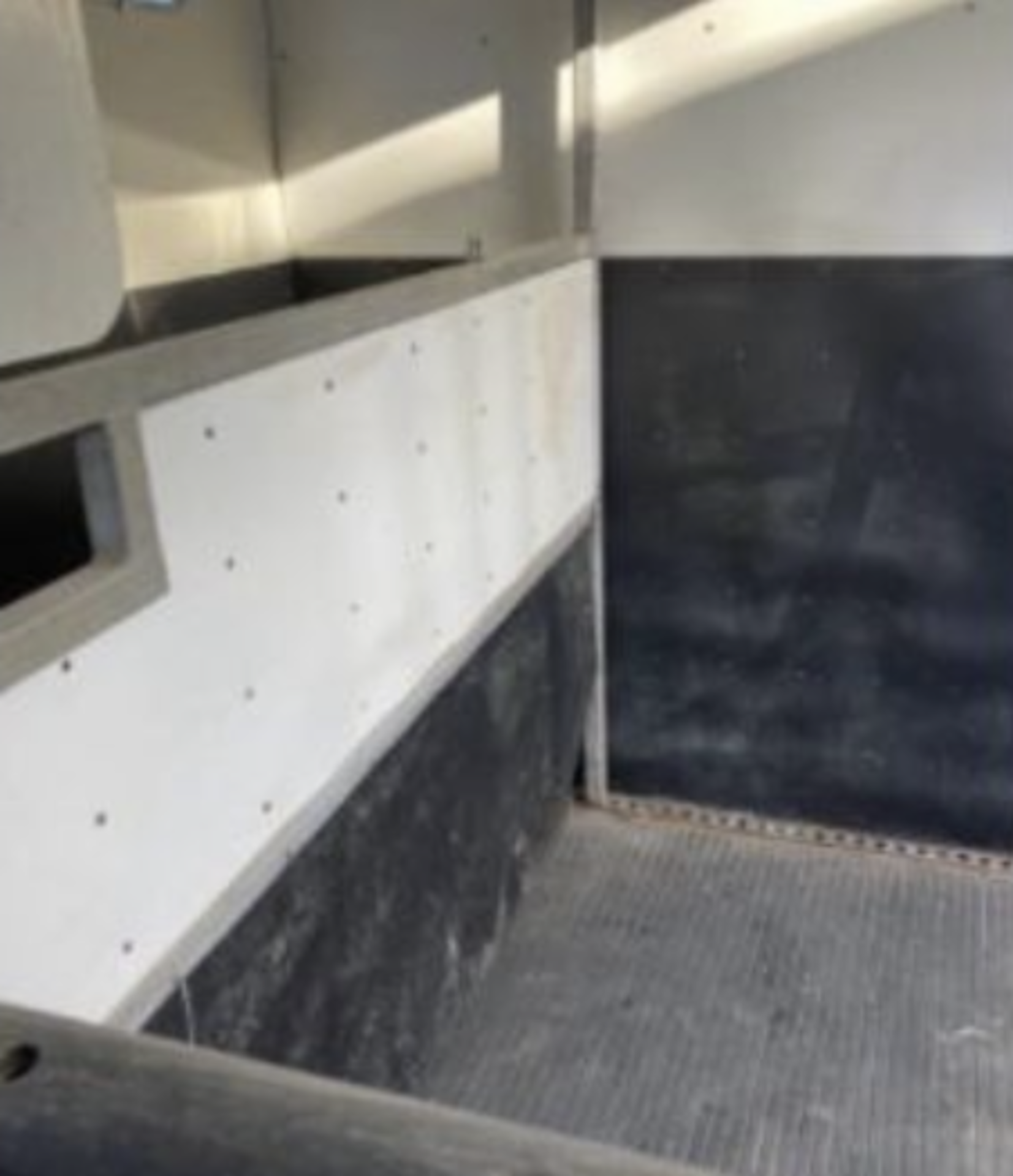 EQUITREK 2 HORSEBOX WITH DAY LIVING PARTITION.LOCATION NORTHERN IRELAND. - Image 6 of 9