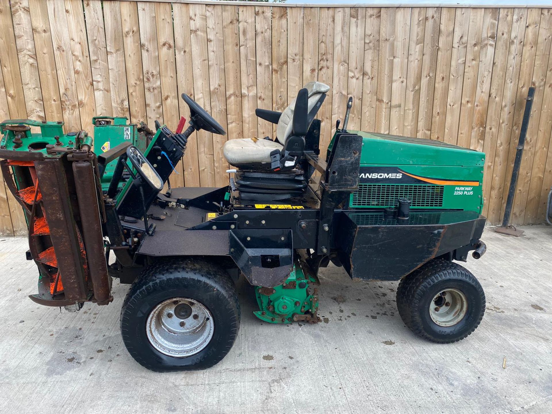 RANSOMES PARKWAY 2250 DIESEL RIDE ON MOWER.LOCATION NORTH YORKSHIRE. - Image 2 of 3