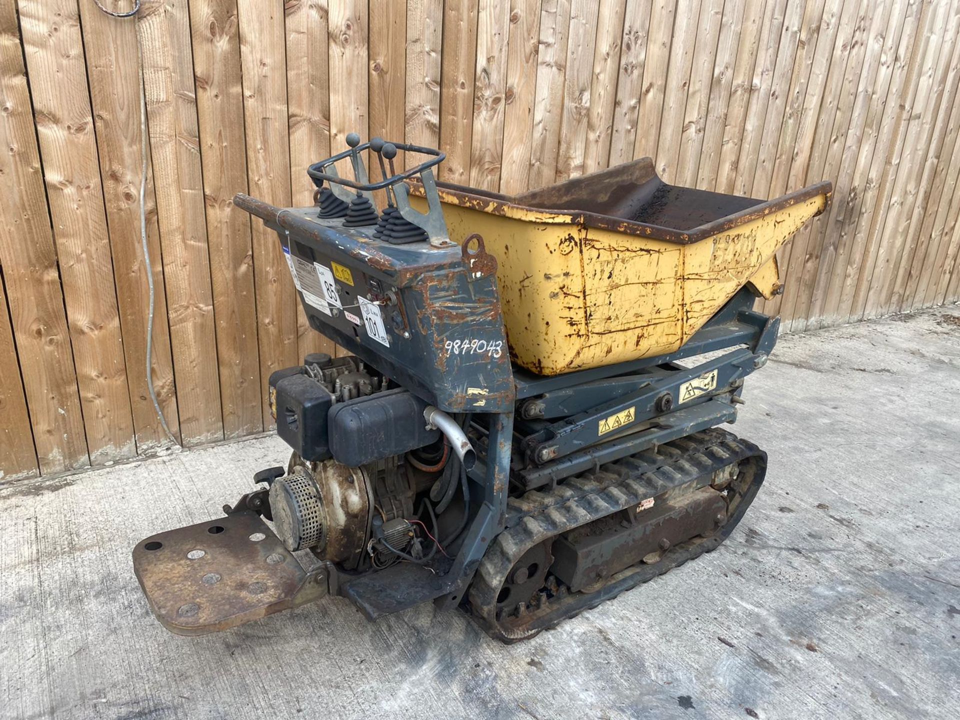 GEHL DIESEL HI TIP TRACKED DUMPER.LOCATION NORTH YORKSHIRE. - Image 2 of 4