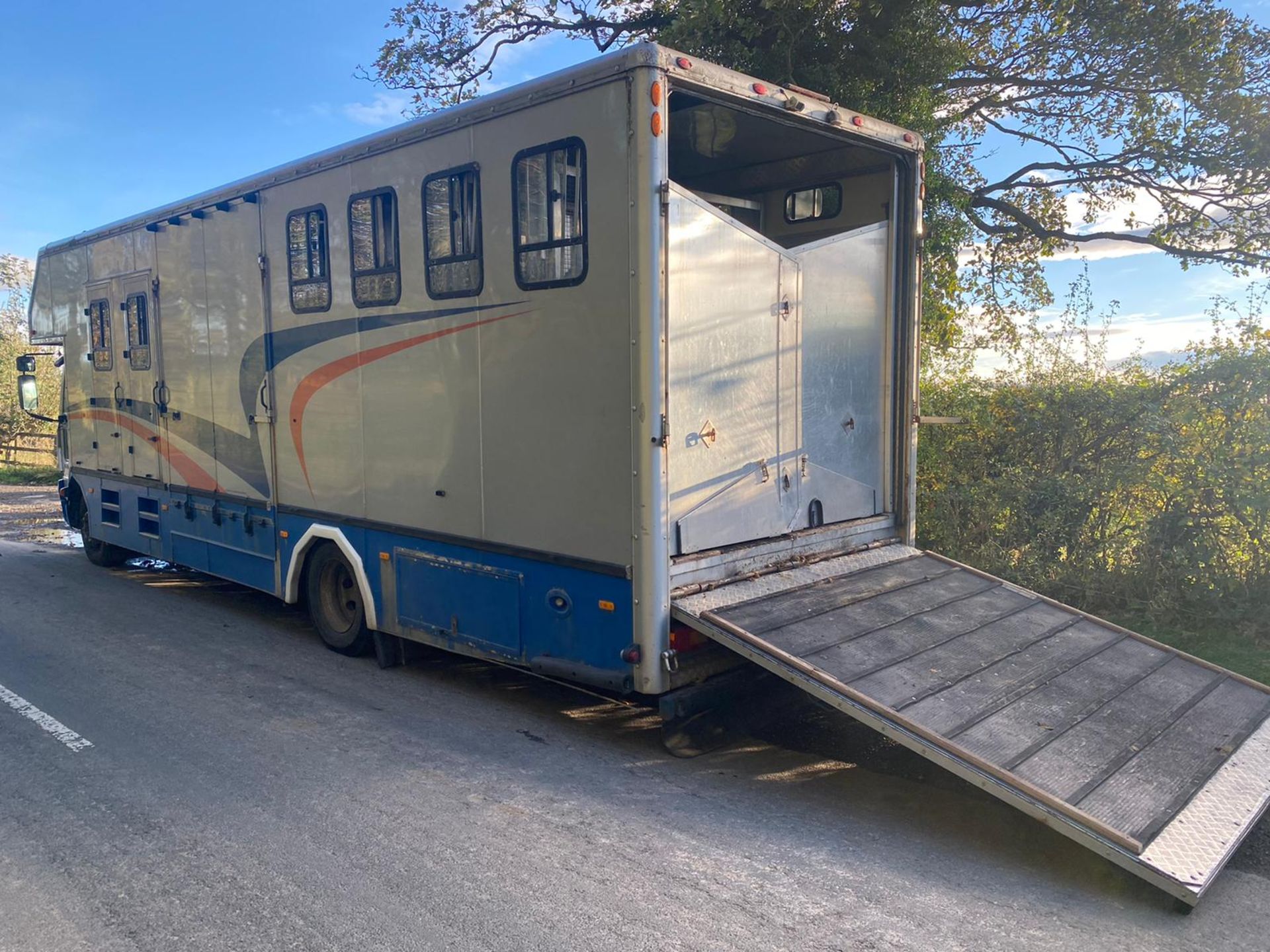 VOLVO 2006 7 HORSE TRANSPORTER LORRY.COACHBUILT.LOCATION NORTH YORKSHIRE. - Image 3 of 11