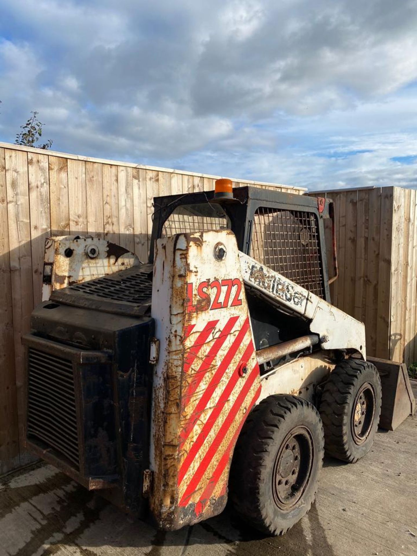 MUSTAND SKID STEER .LOCATION NORTH YORKSHIRE. - Image 4 of 4