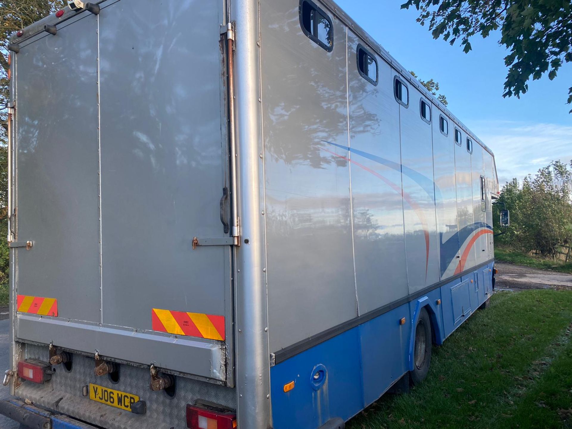 VOLVO 2006 7 HORSE TRANSPORTER LORRY.COACHBUILT.LOCATION NORTH YORKSHIRE. - Image 2 of 11