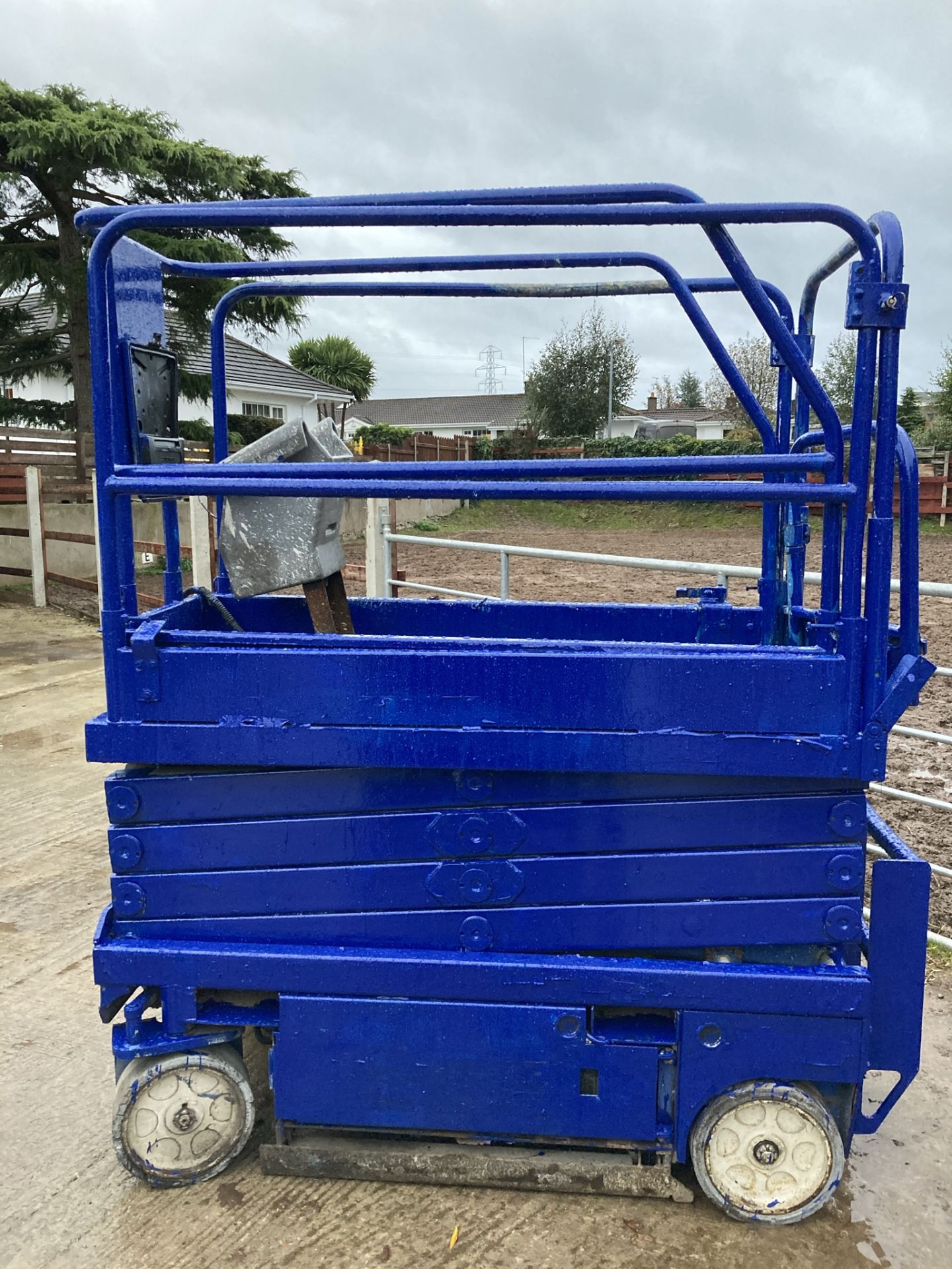 UPRIGHT SCISSOR LIFT.LOCATION NORTHERN IRELAND. - Image 2 of 5