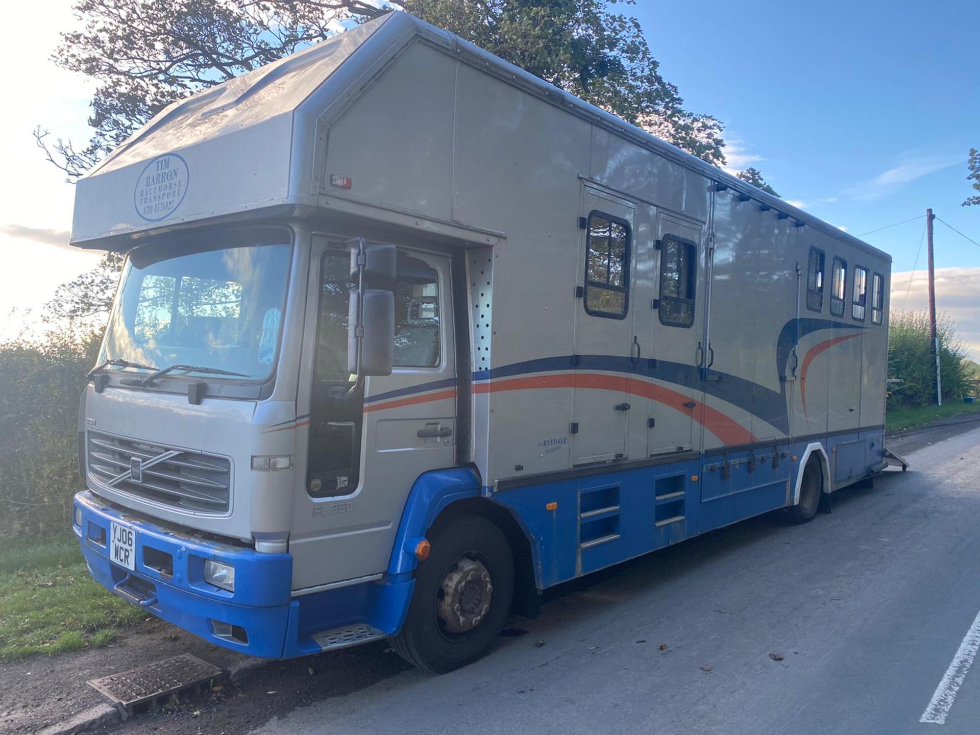 VOLVO 2006 7 HORSE TRANSPORTER LORRY.COACHBUILT.LOCATION NORTH YORKSHIRE. - Image 9 of 11