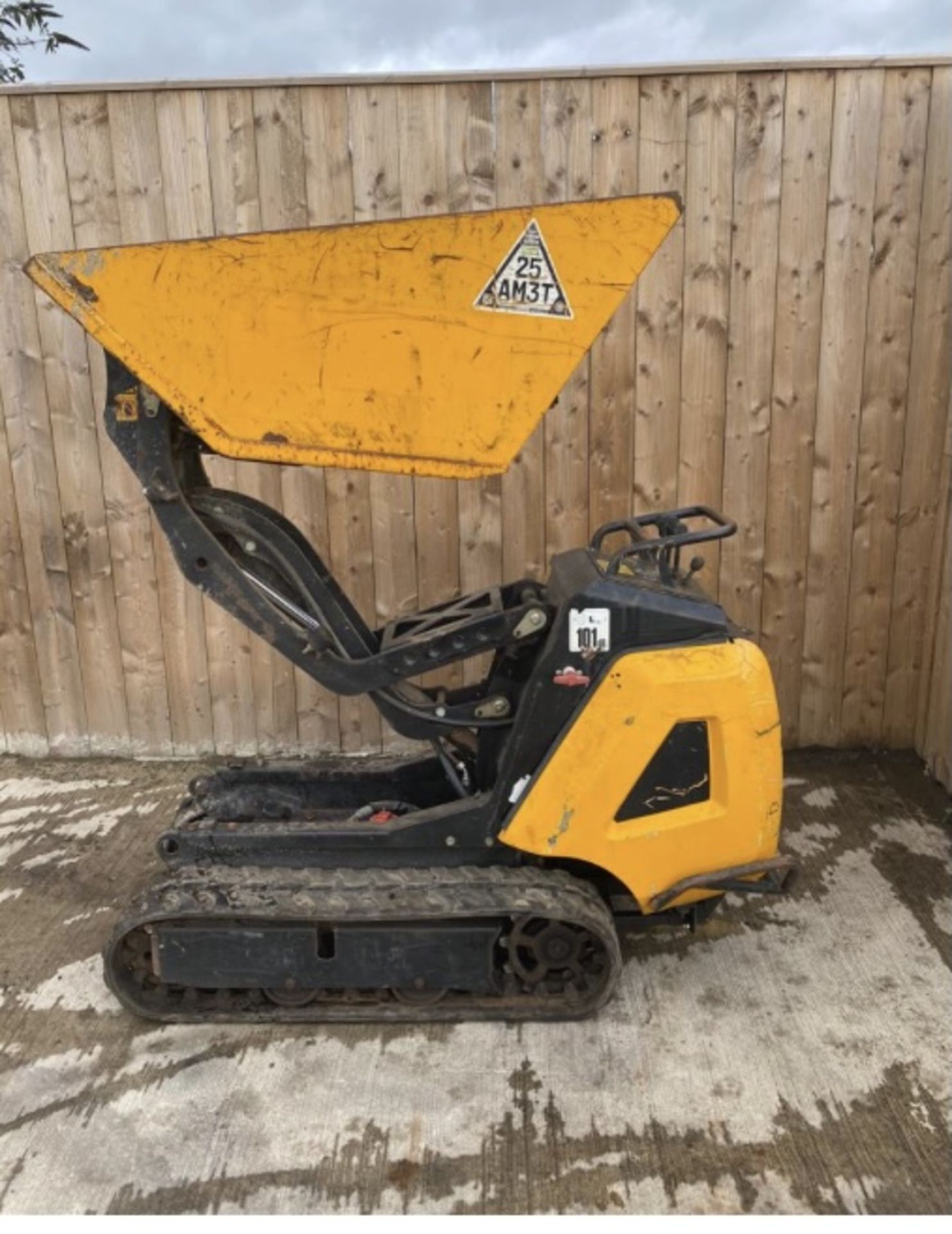 2015 JCB HTD05 TRACKED HI TIP DUMPER.LOCATION NORTH YORKSHIRE.