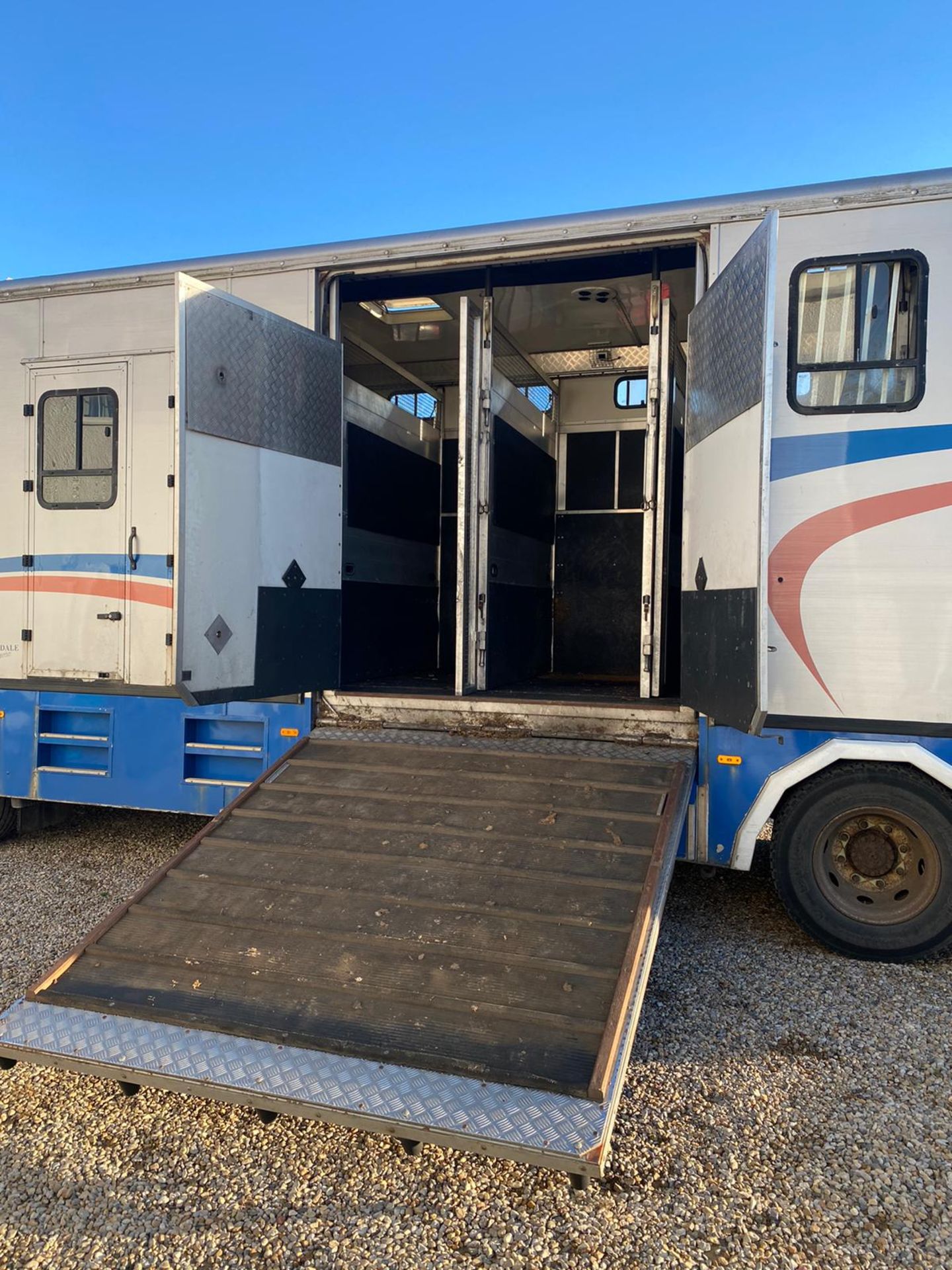 VOLVO 2006 7 HORSE TRANSPORTER LORRY.COACHBUILT.LOCATION NORTH YORKSHIRE. - Image 8 of 11