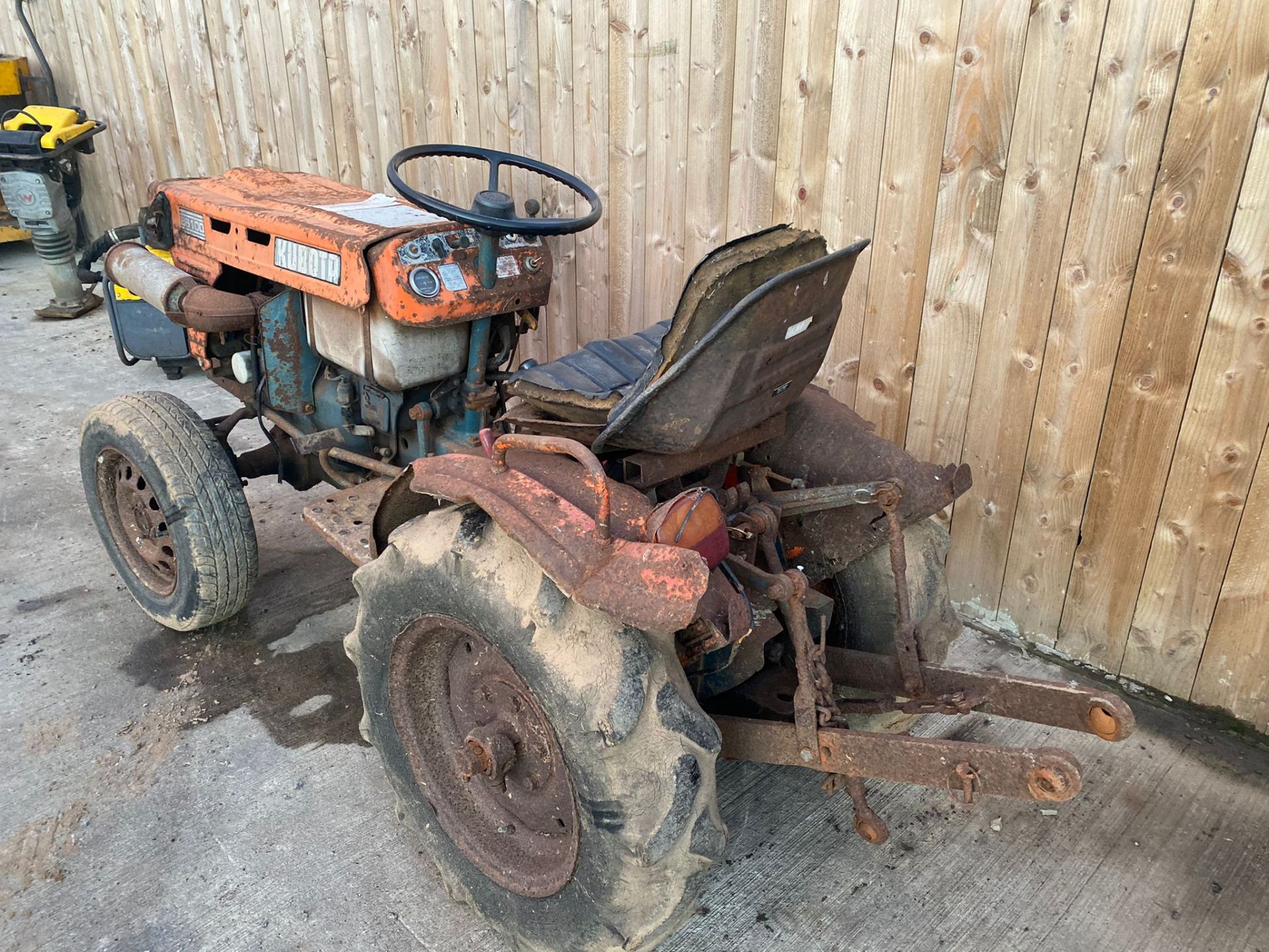 KUBOTA B6100 4X4 TRACTOR.LOCATION NORTH YORKSHIRE - Image 2 of 5