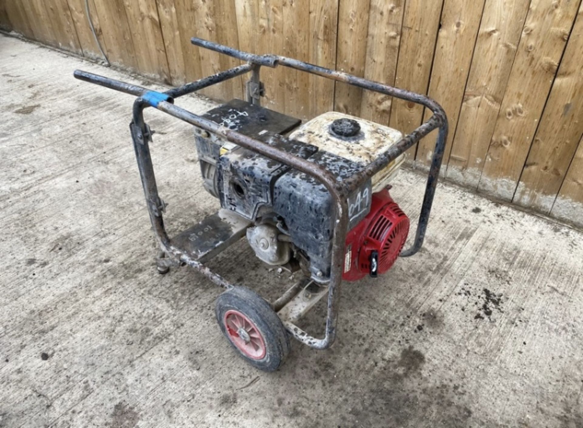 HONDA WELDER GENERATOR .LOCATION NORTH YORKSHIRE. - Image 2 of 3