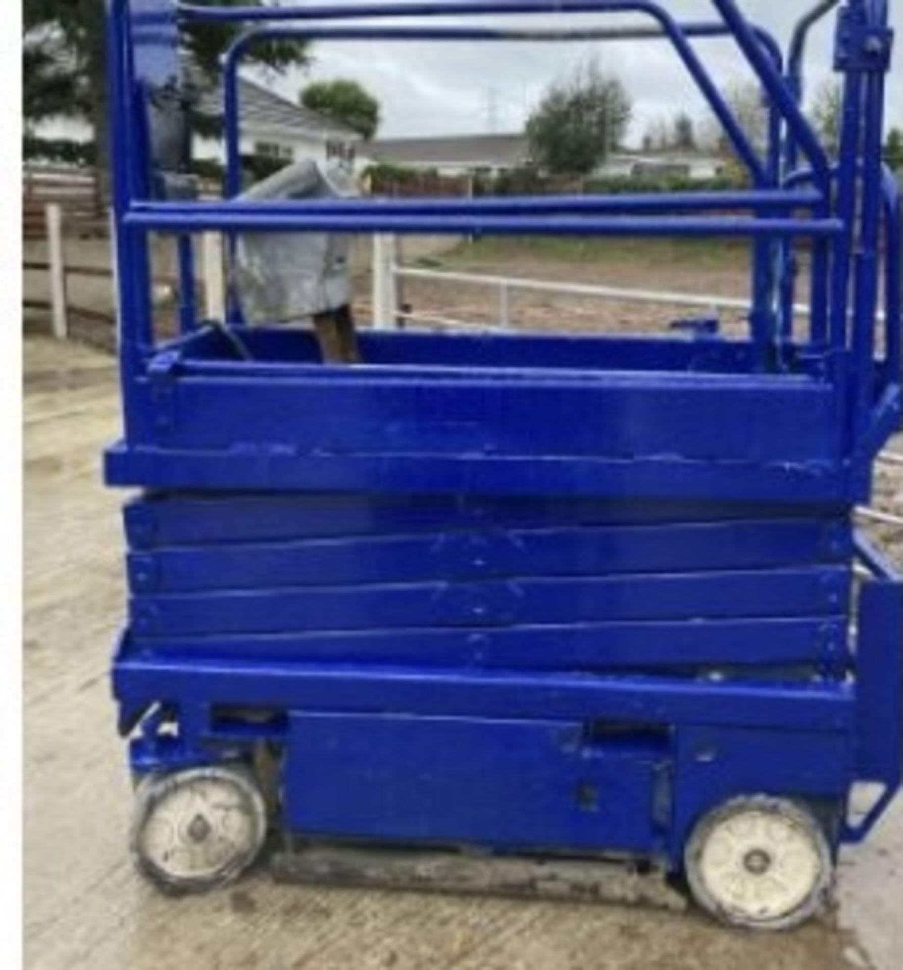 UPRIGHT SCISSOR LIFT.LOCATION NORTHERN IRELAND - Image 5 of 10