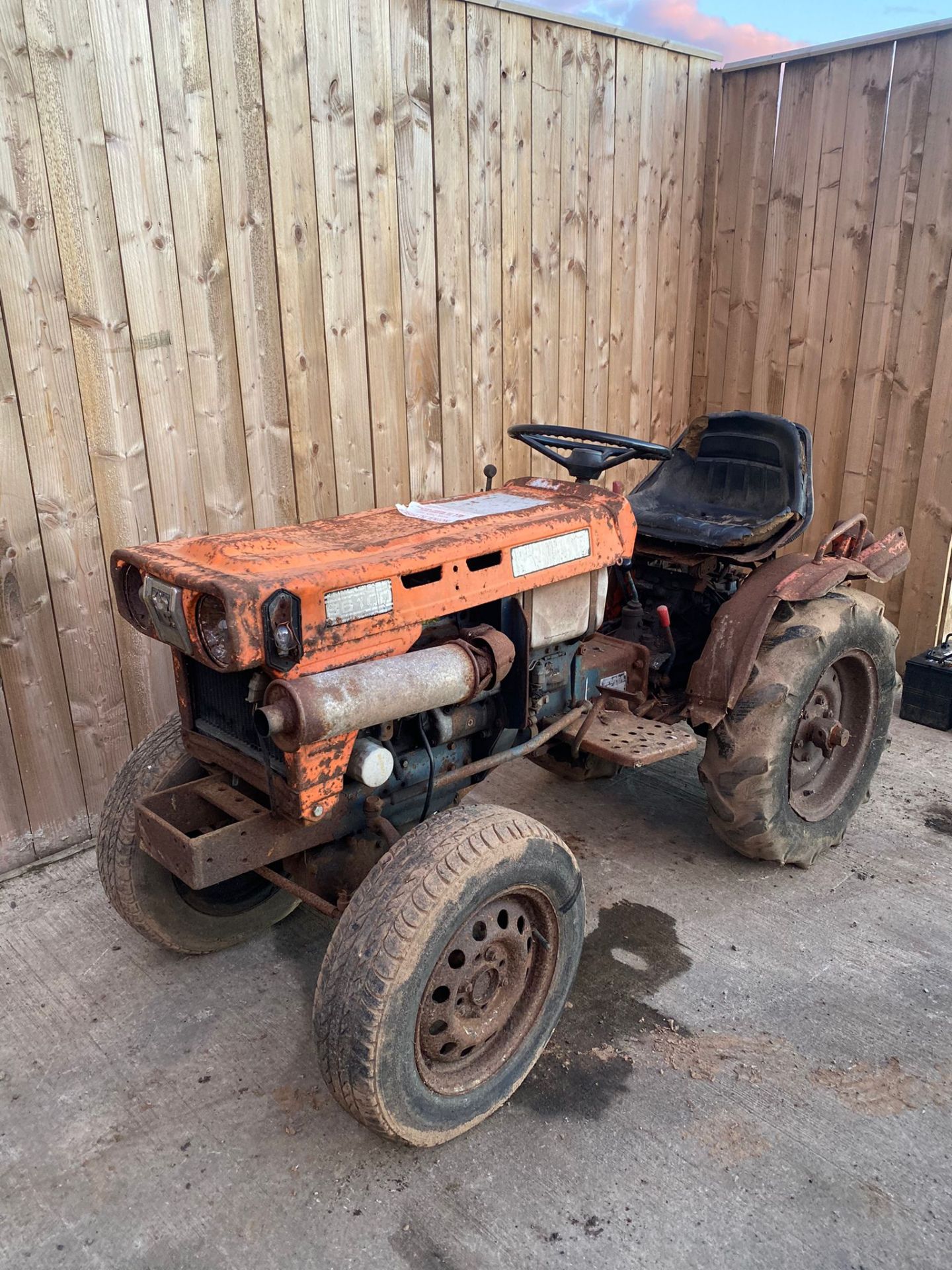 KUBOTA B6100 4X4 TRACTOR.LOCATION NORTH YORKSHIRE - Image 3 of 5