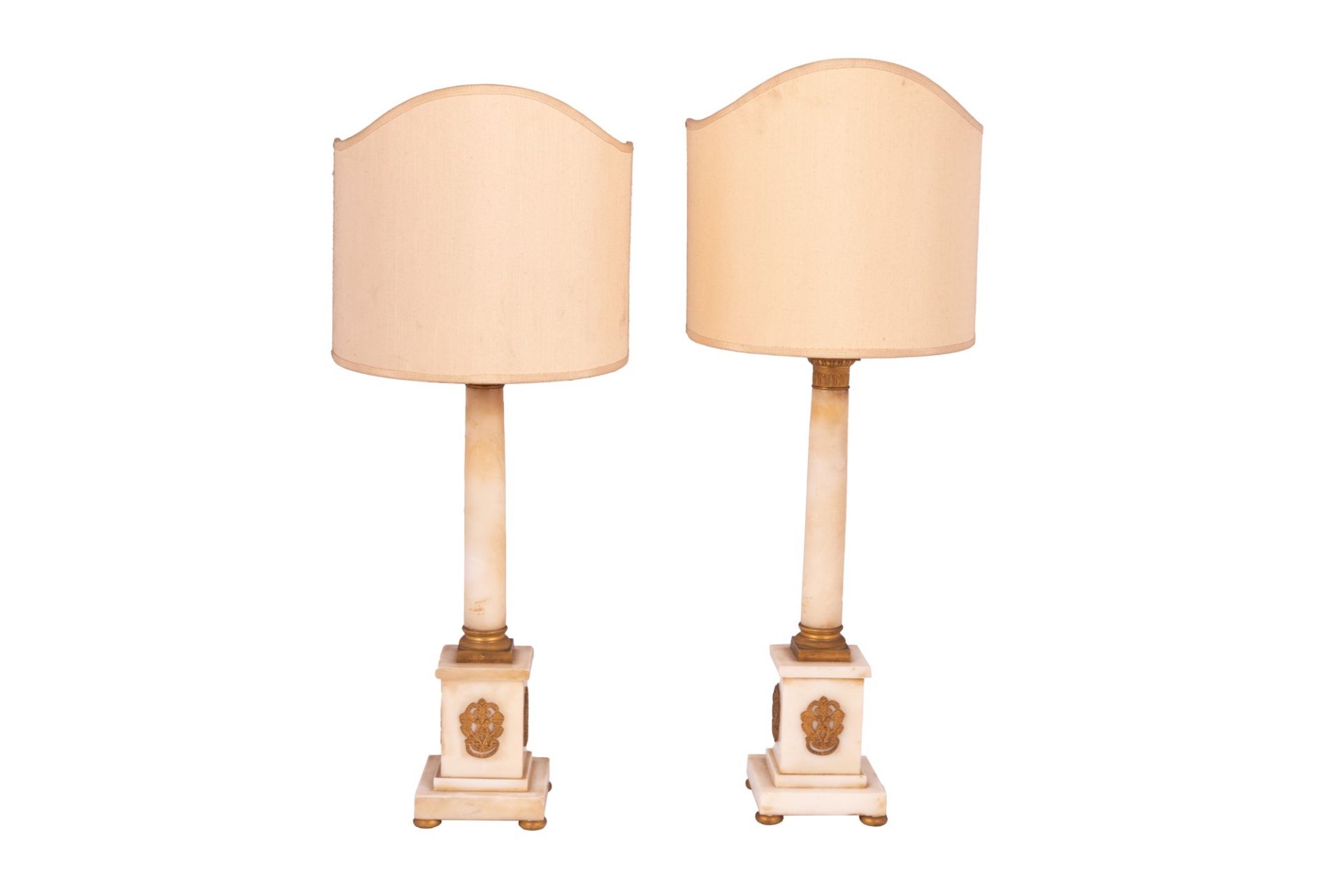  2 table lamps in column 