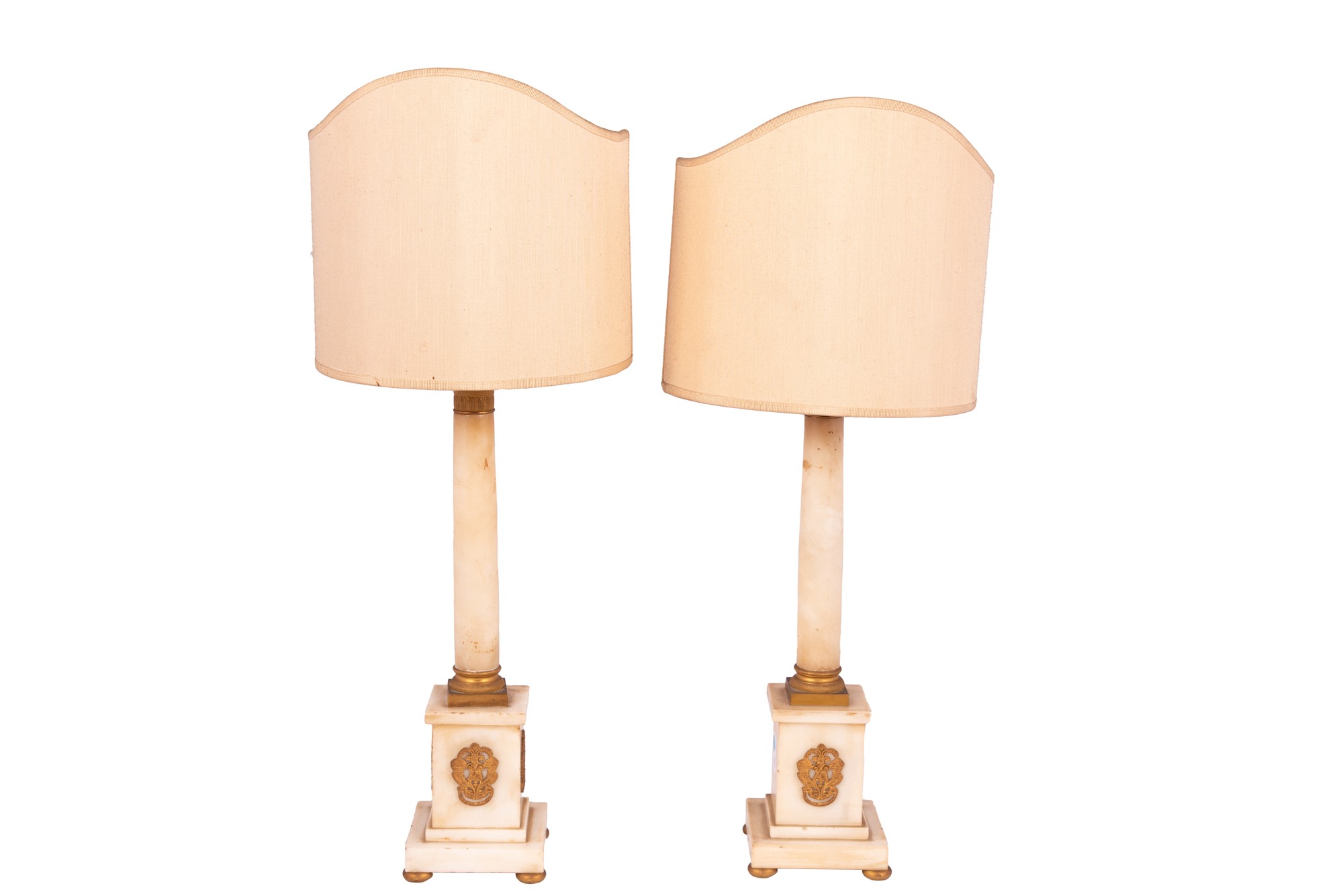  2 table lamps in column 