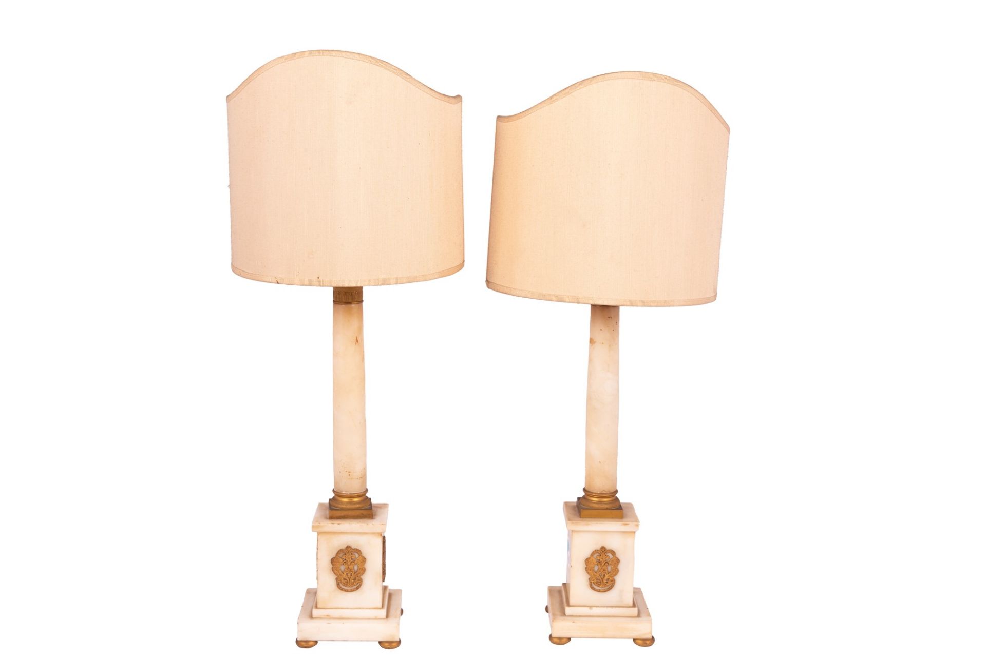  2 table lamps in column 