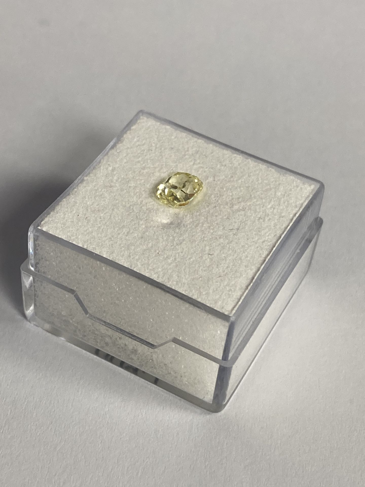 RRP £5,250 Round Cornered Rectangular Modified Brilliant 0.90 Carat Natural Fancy Light Yellow - Image 3 of 5