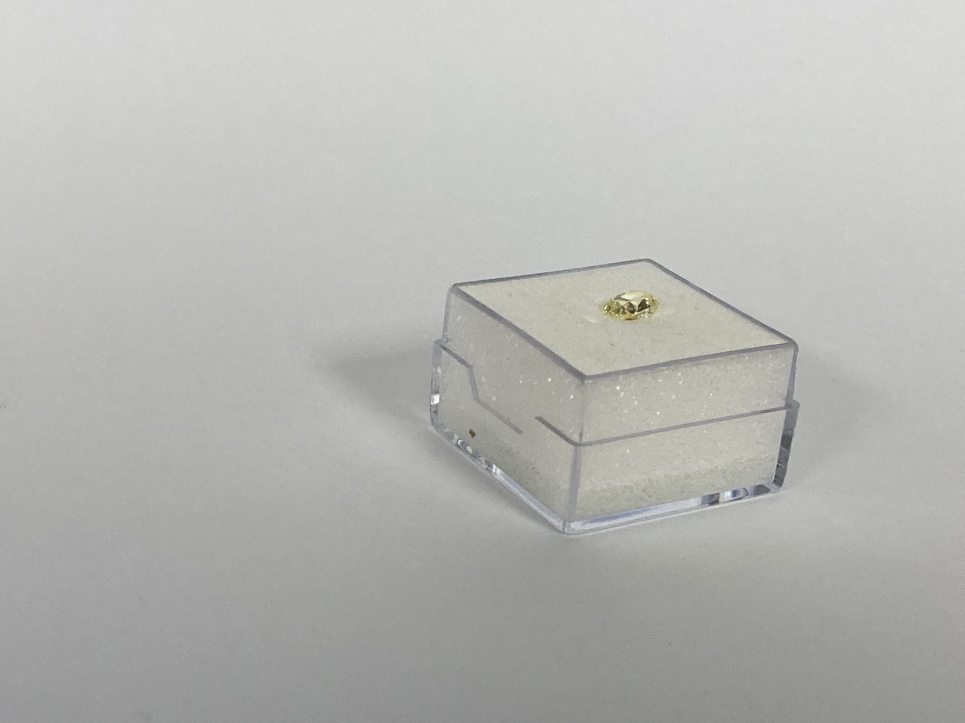 RRP £5,250 Round Cornered Rectangular Modified Brilliant 0.90 Carat Natural Fancy Light Yellow - Image 4 of 5