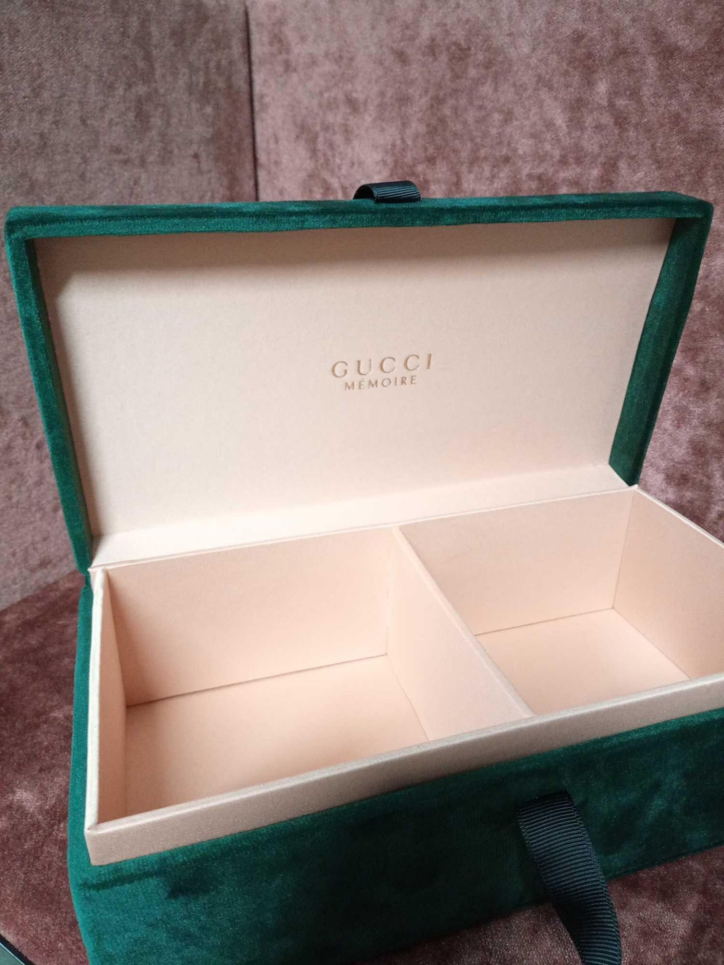 RRP £150 Brand New Gucci Beauty Luxurious Green Velvet Ribboned Cosmetic Box - Image 2 of 2