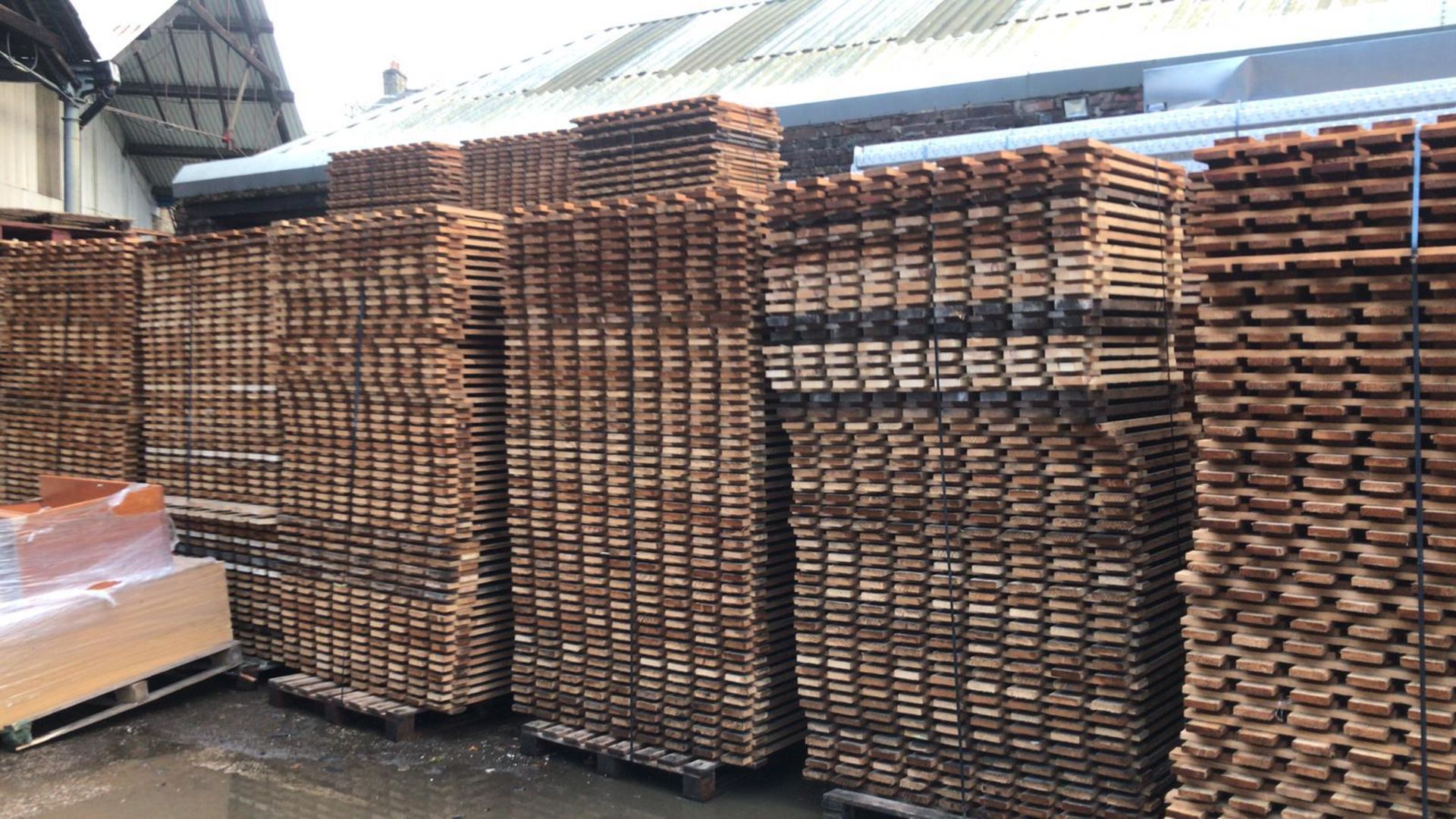 RRP £10 Each. Approx 100 Open Slated Timber Decks 1340mm X 800mm X 22mm. Perfect For Pallet
