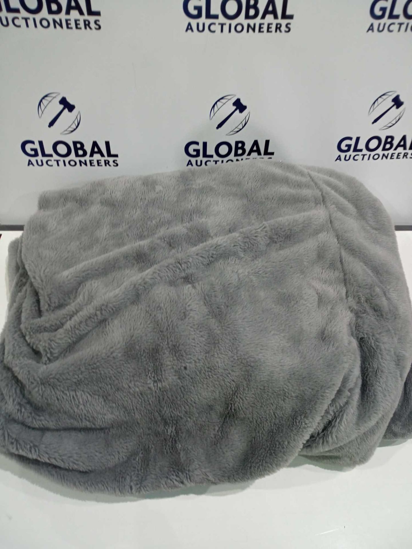 Combined RRP £140 Lot To Contain 2 Assorted Soft Items To Include Cozzee Home Throw And Heated Blank - Image 2 of 2