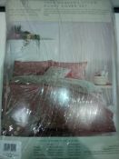Combined RRP £130 Lot To Contain 4 Assorted Soft Furnishing Items To Include Portfolio Amethyst Dazz