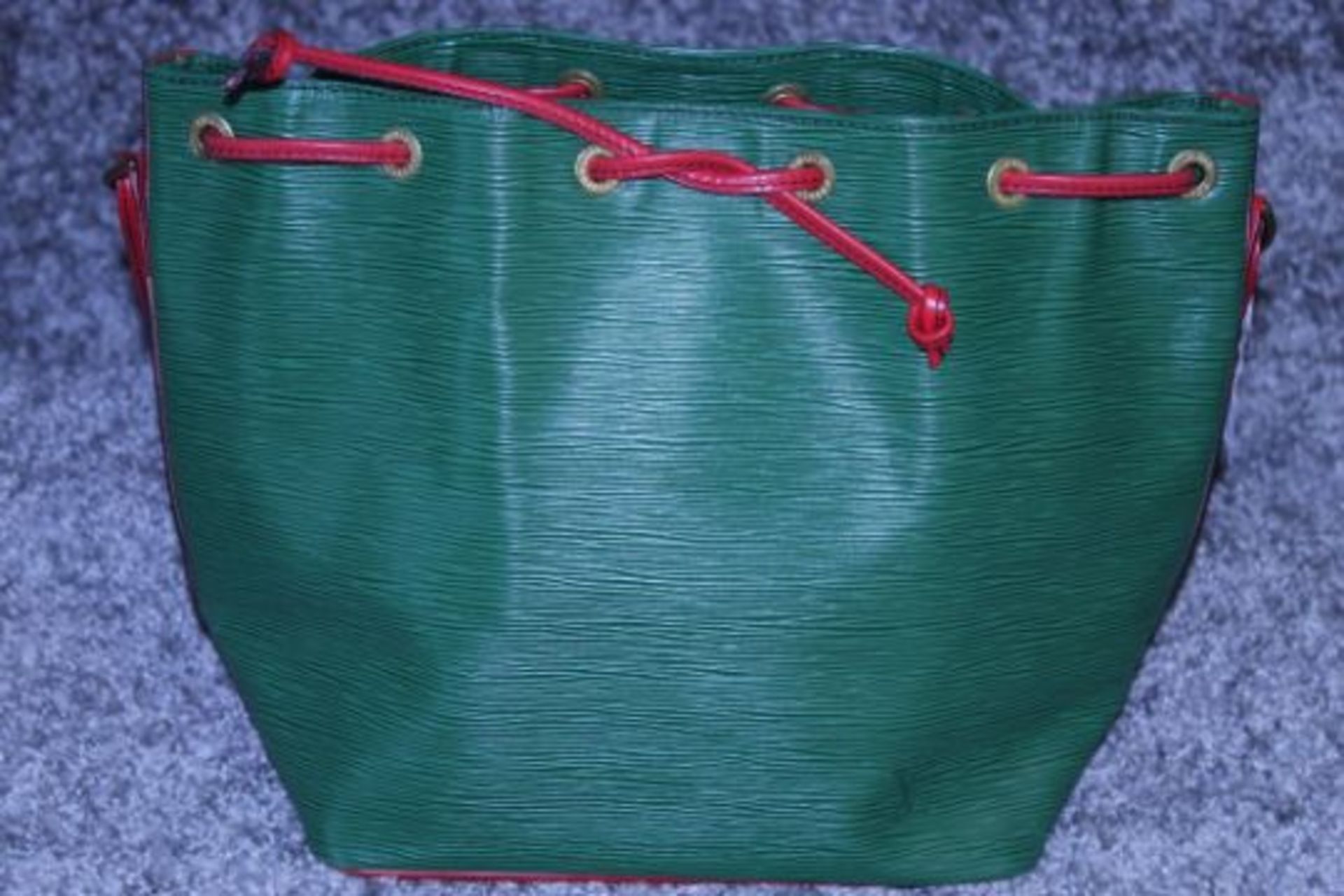 RRP £1200 Louis Vuitton Noe Bicolour Black Stitching Shoulder Bag In Green/Red Epi Calf Leather With - Image 2 of 2