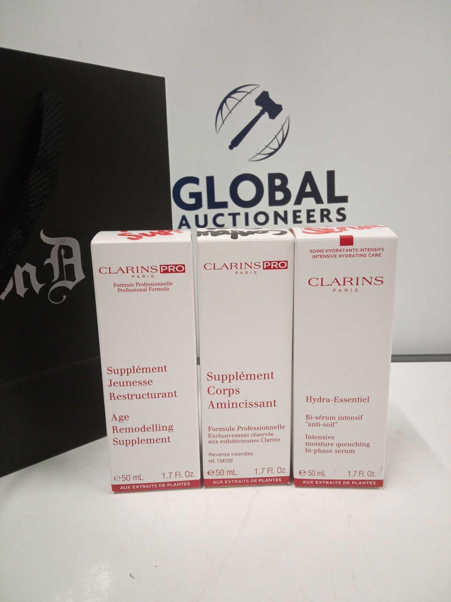 RRP £150 Gift Bag To Contain 3 Brand New Unused Testers Of Assorted Clarins Paris Beauty Products To