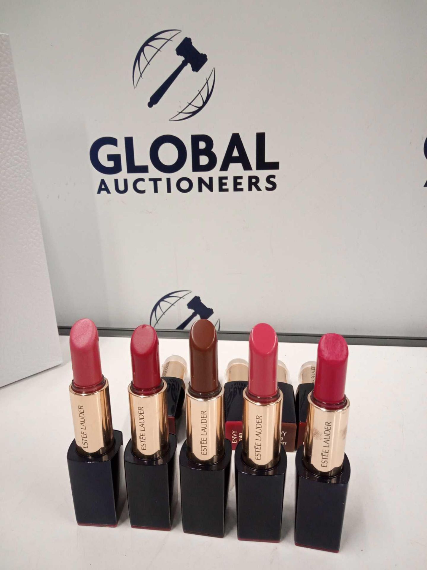 RRP £220 Gift Bag To Contain 10 Ex Display Testers Of Estee Lauder Envy Lipsticks In Assorted Colour - Image 3 of 4