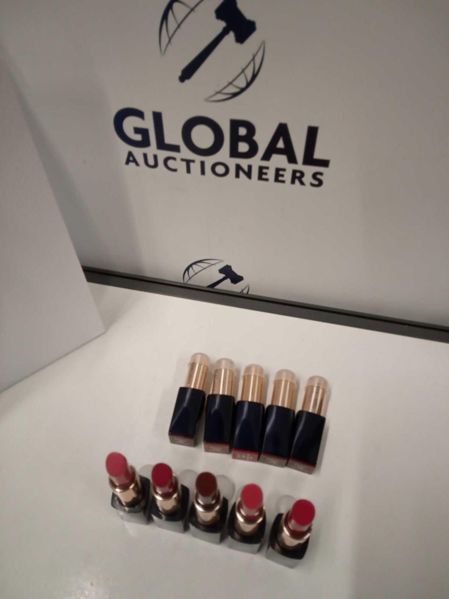 RRP £220 Gift Bag To Contain 10 Ex Display Testers Of Estee Lauder Envy Lipsticks In Assorted Colour - Image 4 of 4