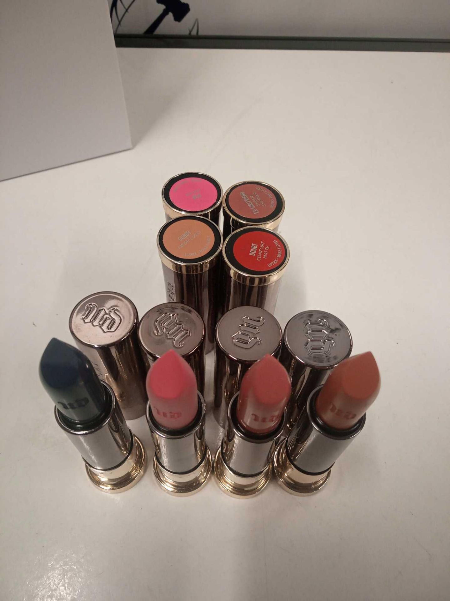 RRP £140 Gift Bag To Contain 8 Brand New Unused Testers Of Urban Decay Lipsticks - Image 2 of 3