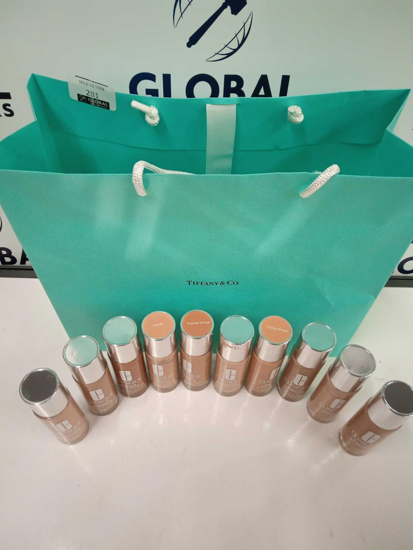 RRP £150 Lot To Contain 10 Ex Display Testers Of Clinique Even Better Glow Foundations - Image 2 of 2