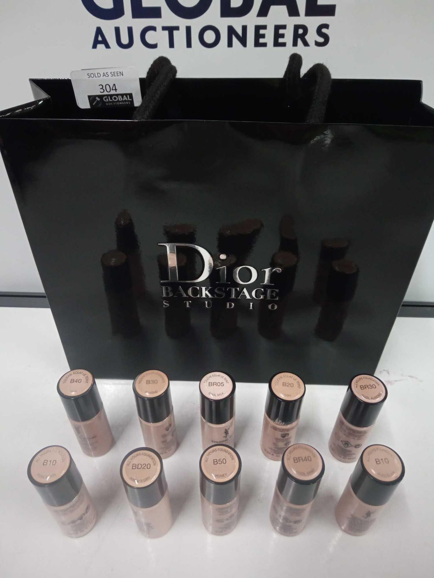 RRP £100 Gift Bag To Contain 10 Ex Display Testers Of Yves Saint Laurent Le Teint 10Ml Foundations - Image 2 of 2