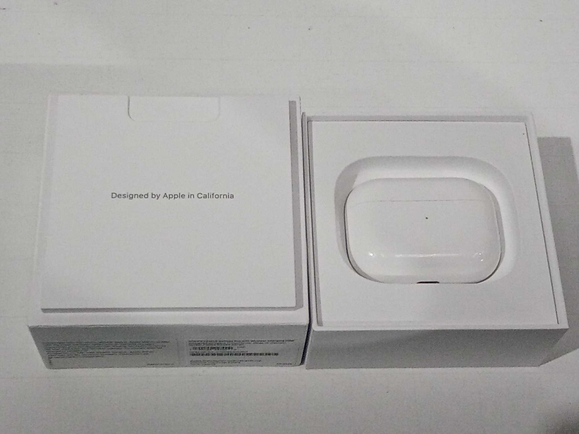 RRP £180 Boxed Apple Airpods Grade A Tested And Working - Image 3 of 3