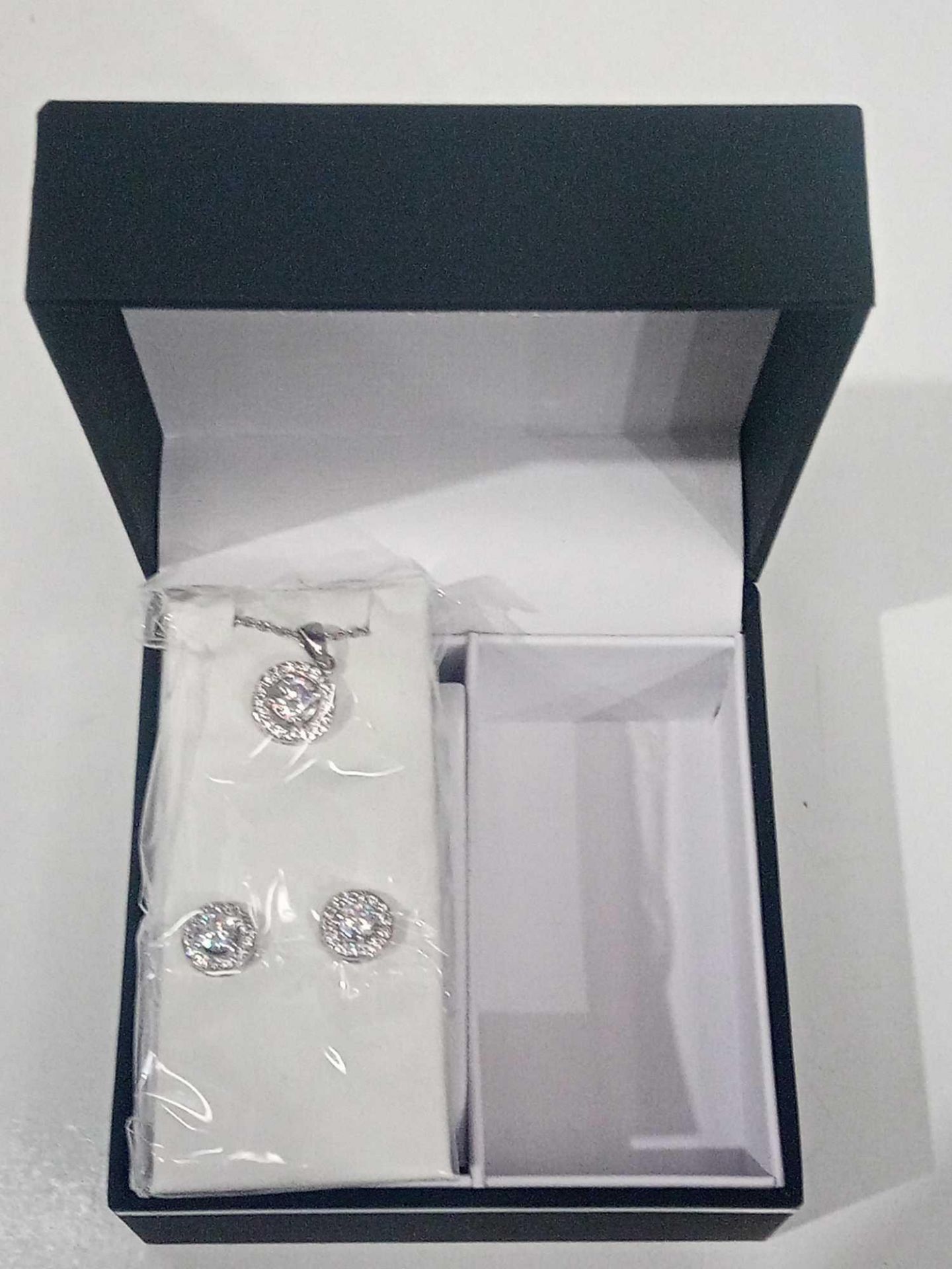 RRP £80 Boxed Sekonda Ladies Earing And Necklace Set - Image 2 of 2