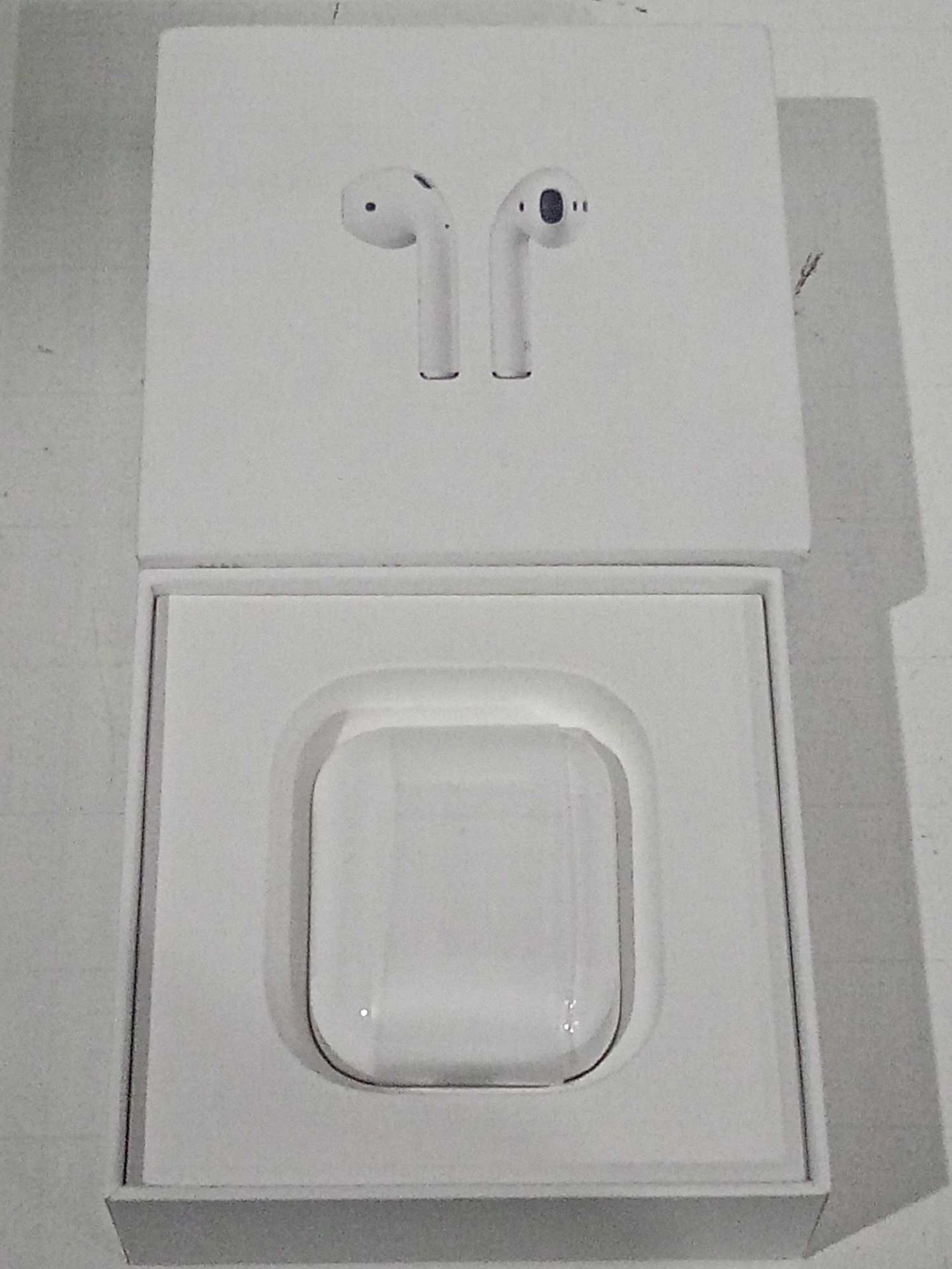 RRP £180 Boxed Apple Airpods Grade A Tested And Working - Image 3 of 3