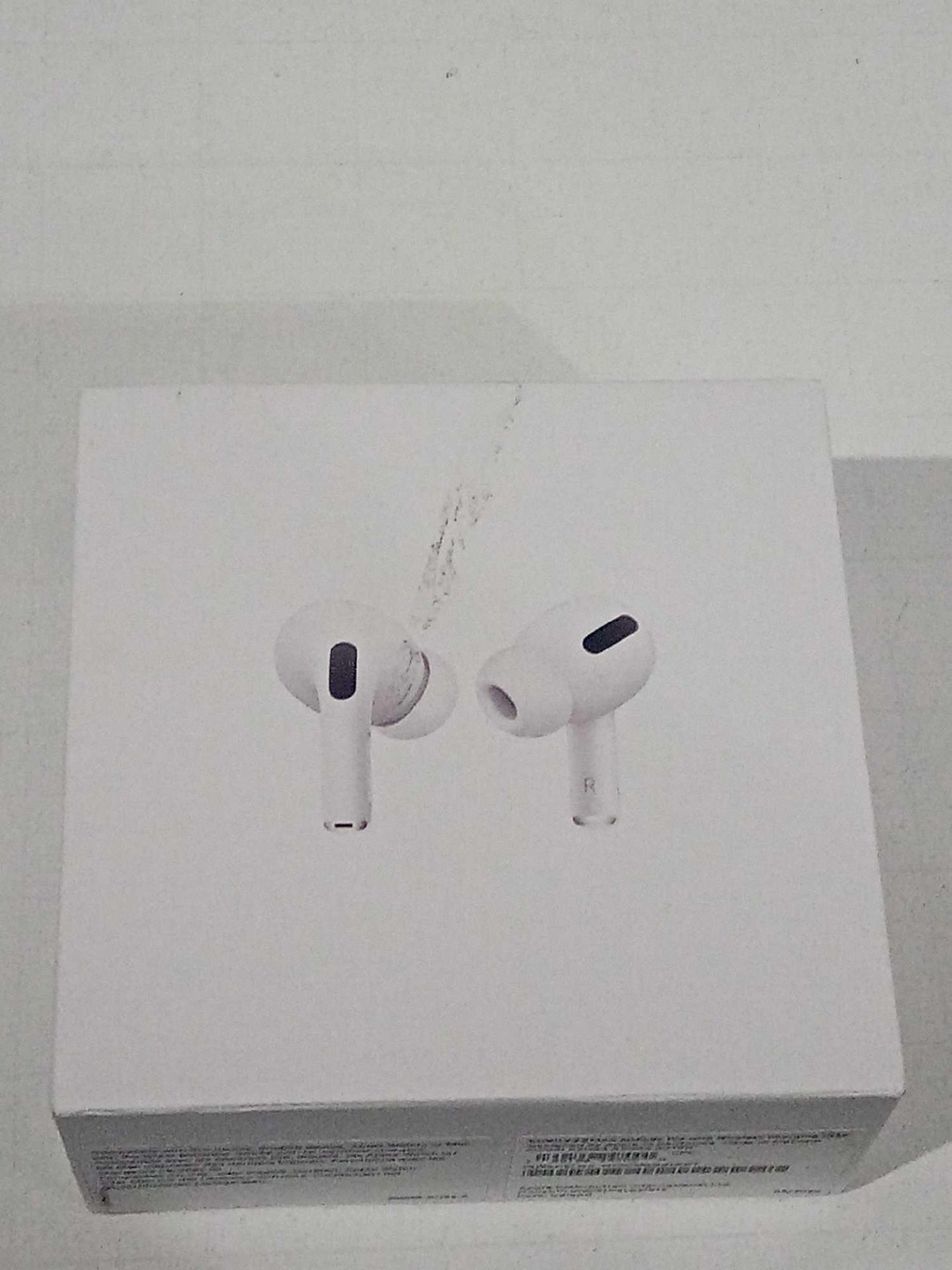 RRP £180 Boxed Apple Airpods Grade A Tested And Working - Image 2 of 3