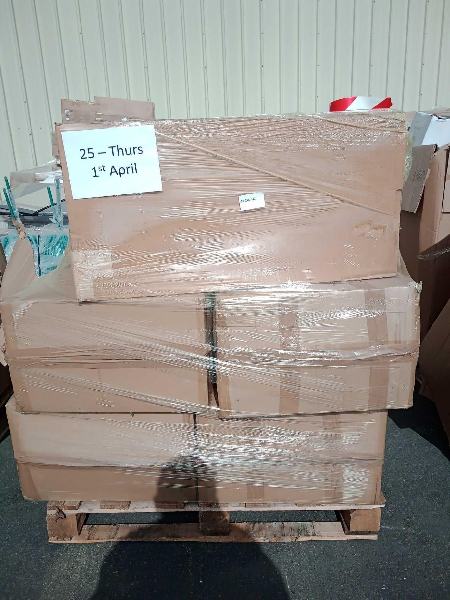 Combined RRP £600 Pallet To Contain A Large Assortment Of Designer Christmas Decorations To Include