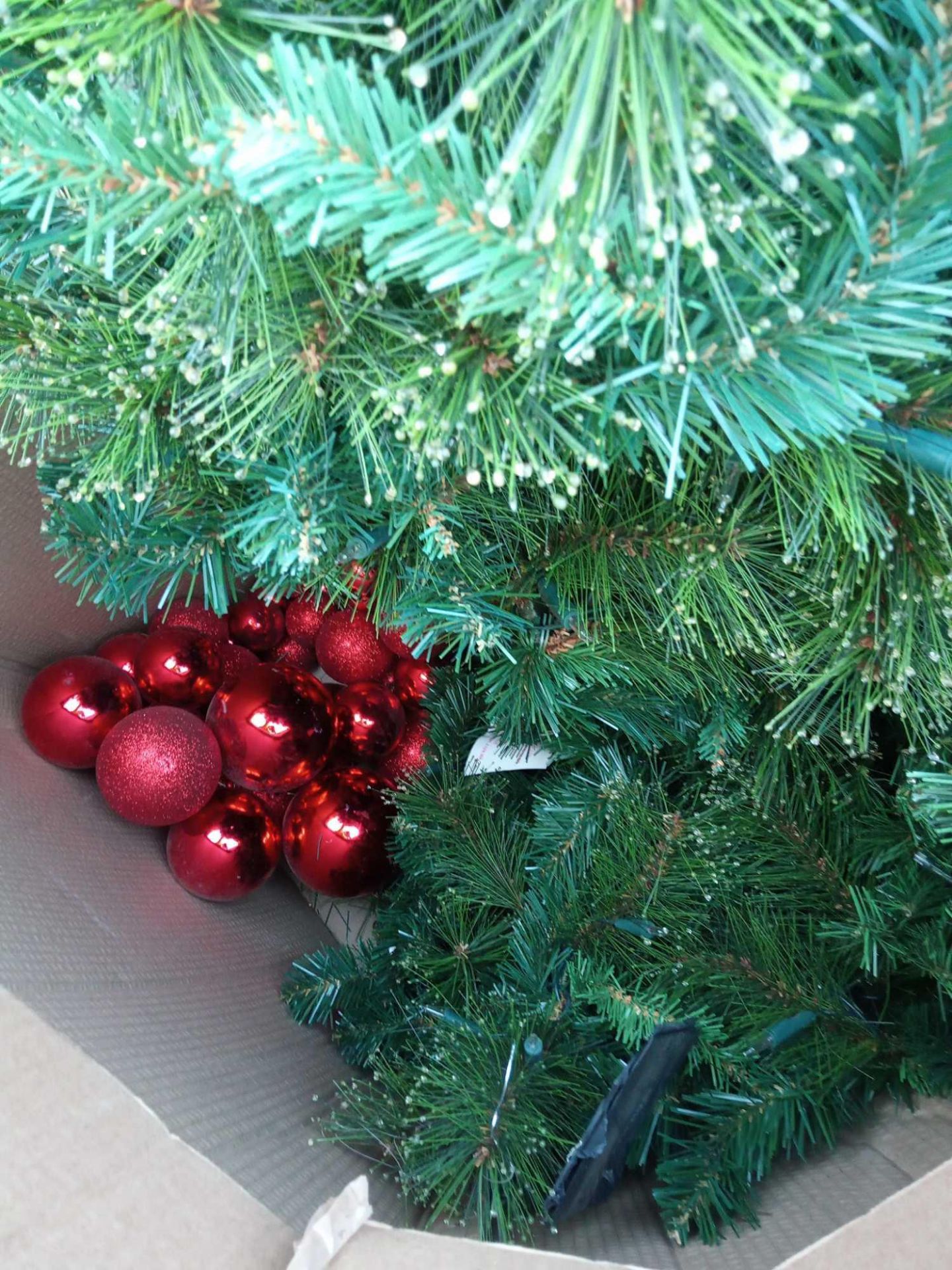 RRP £650 Pallet To Include Christmas Decorations To Include Christmas Tree With Lights, Tinsel Wall - Image 3 of 3