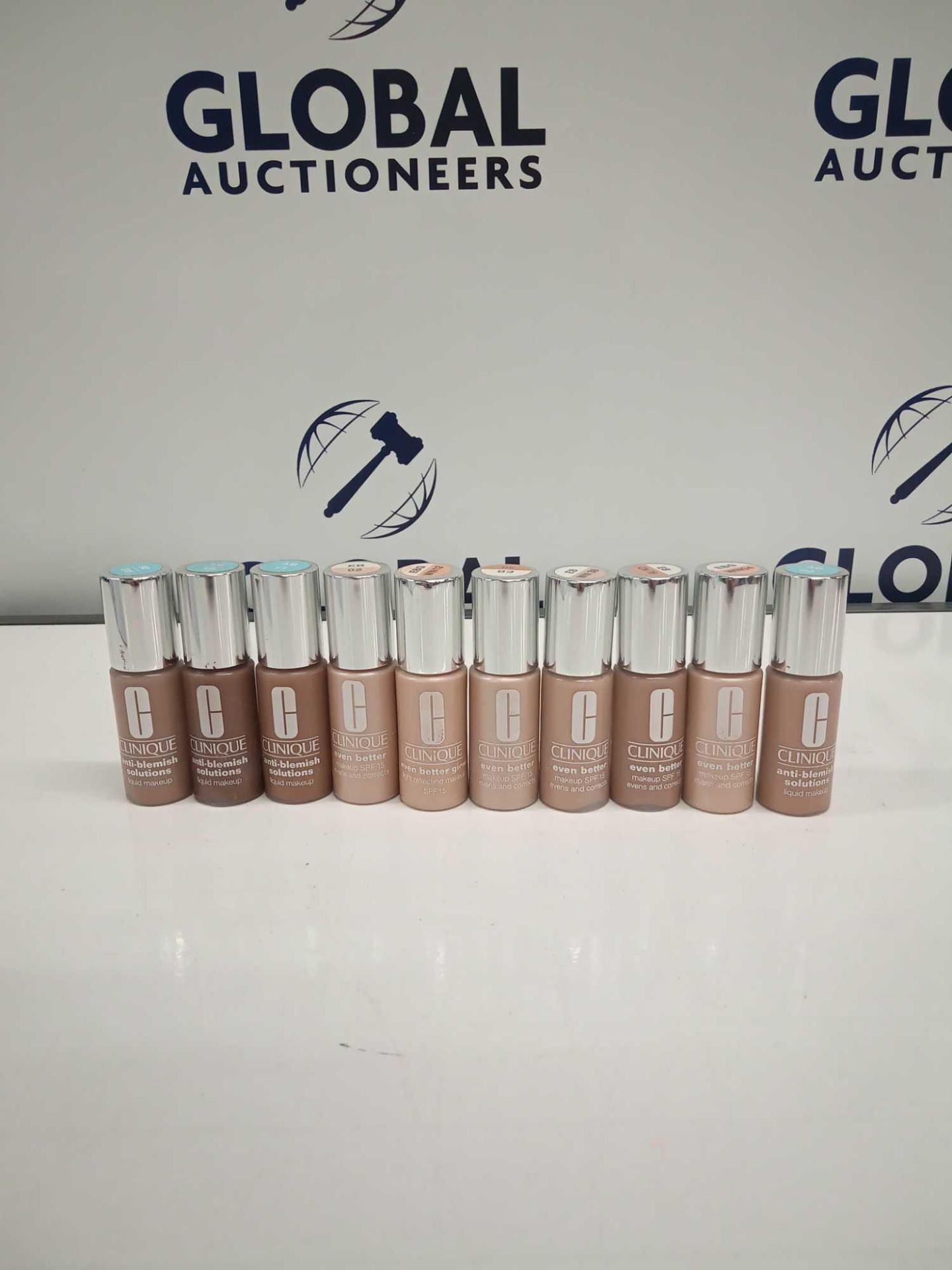 RRP £140 Gift Bag To Contain 10 Testers Of Clinique Even Better Glow Light Reflecting Makeup Spf 15