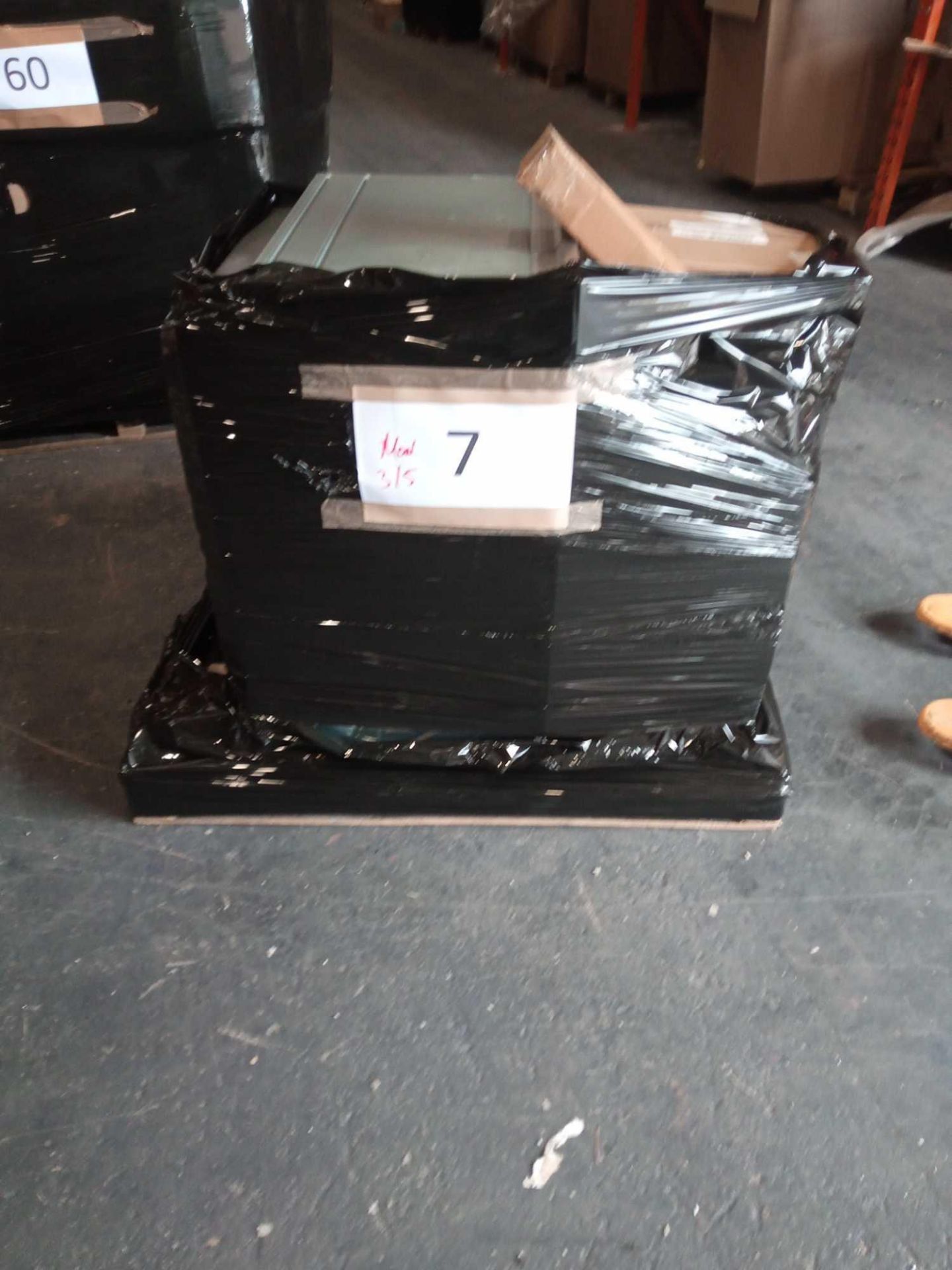Combined RRP £600 Pallet To Contain Cooker With Broken Glass And Various Lamps