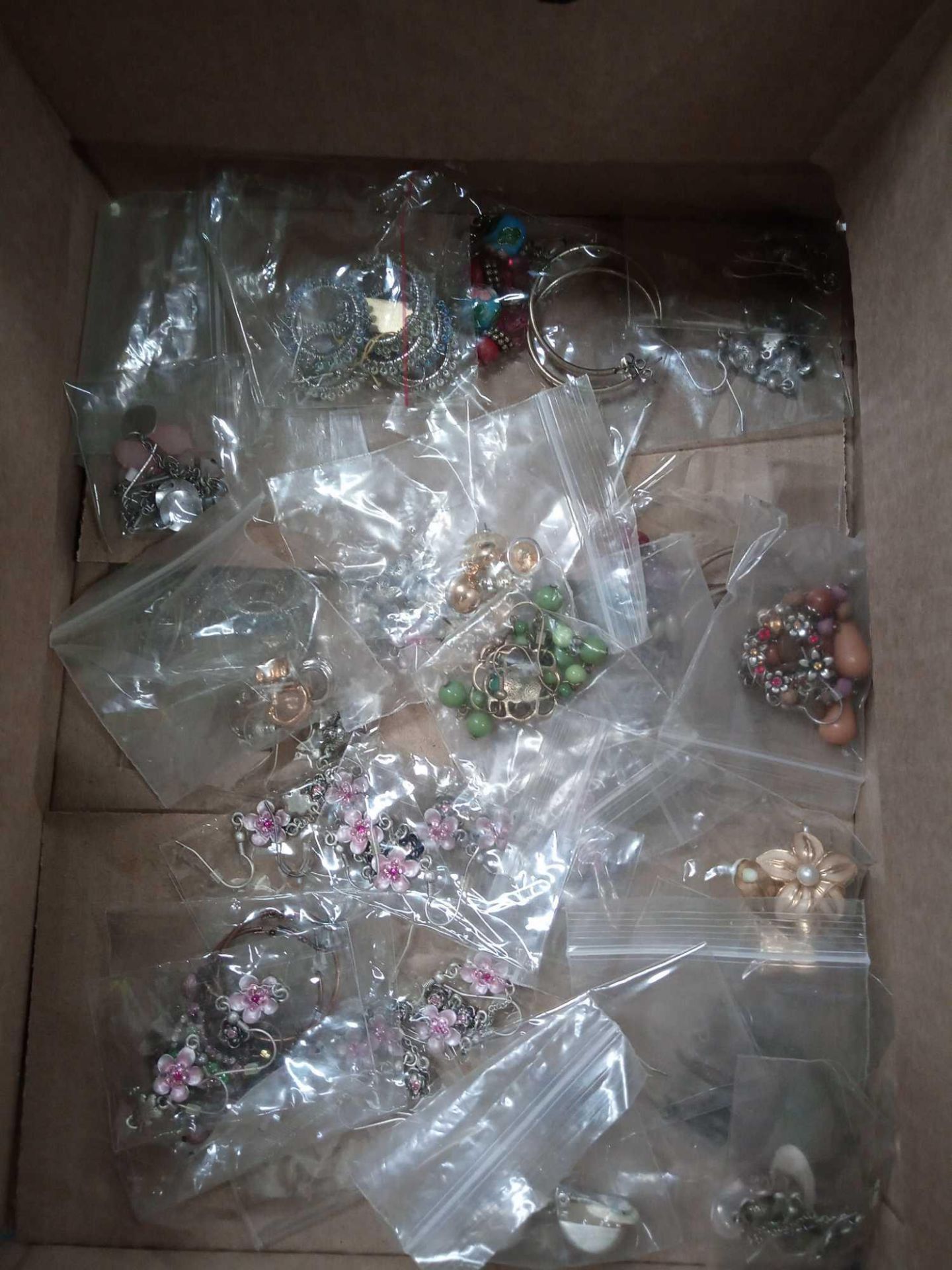 RRP £200 Lot To Contain 30 Brand New Bagged Assorted Jewellery To Include Necklaces, Earrings And Ri