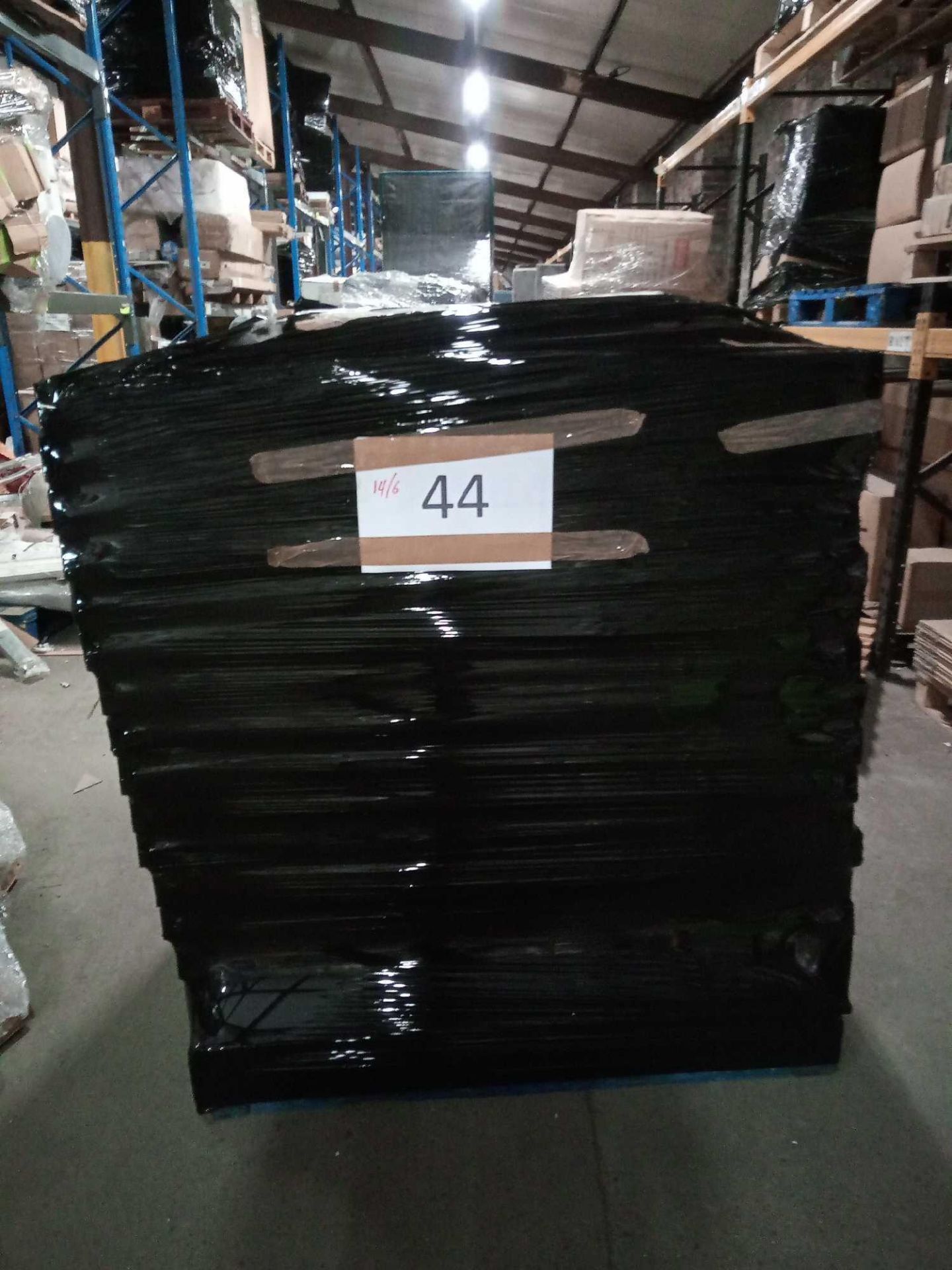 Combined RRP £2500 Pallet To Contain Bulk Lot Of Italian Made Radiators Fao Vicky - No K&K Pallet