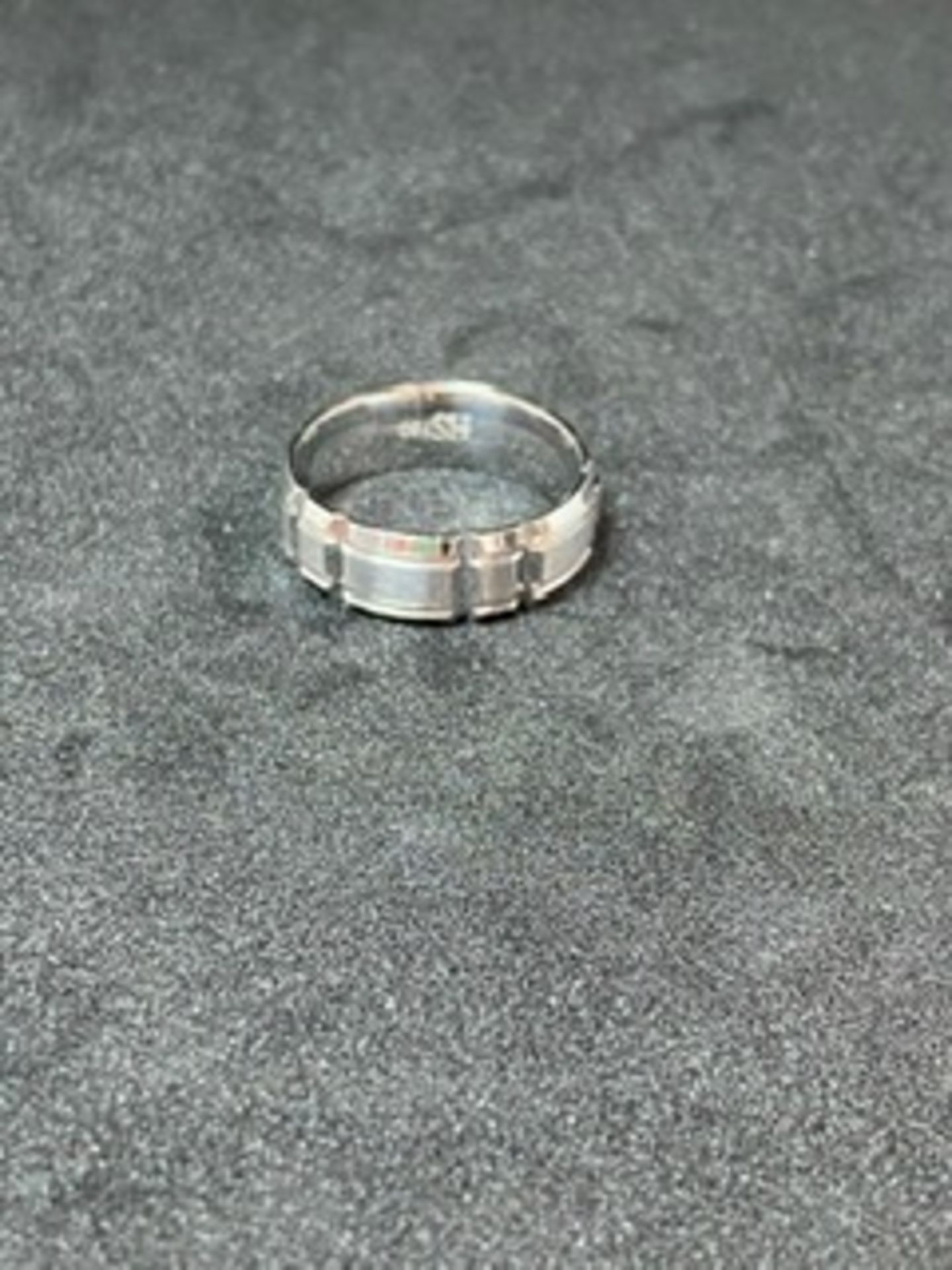 RRP £1100 18ct White Gold Gents Diamond Cut Design Wedding Ring (Appraisals Available On Request) (